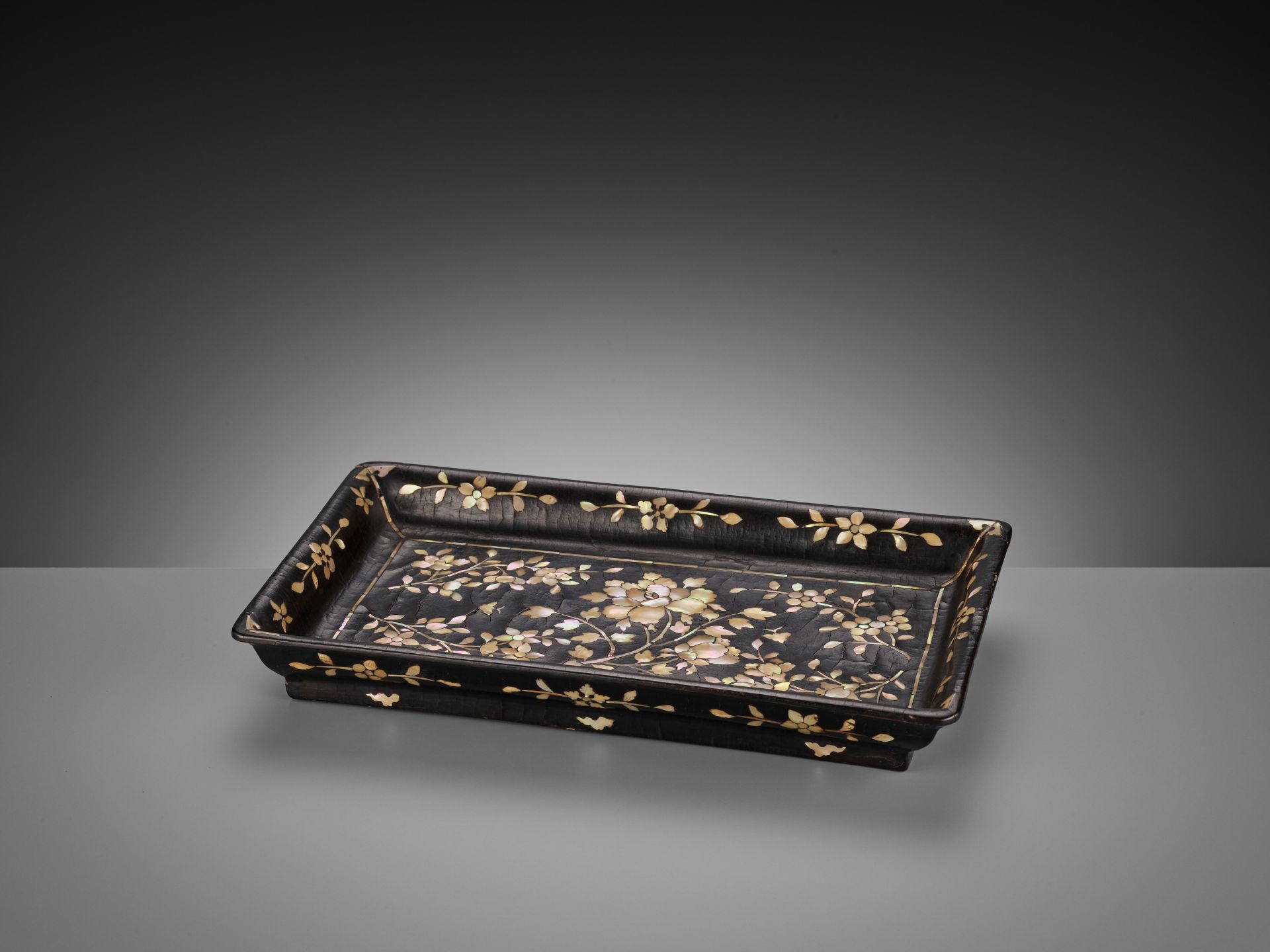 A MOTHER-OF-PEARL INLAID BLACK LACQUER 'PEONY' TRAY, MING DYNASTY - Image 4 of 12