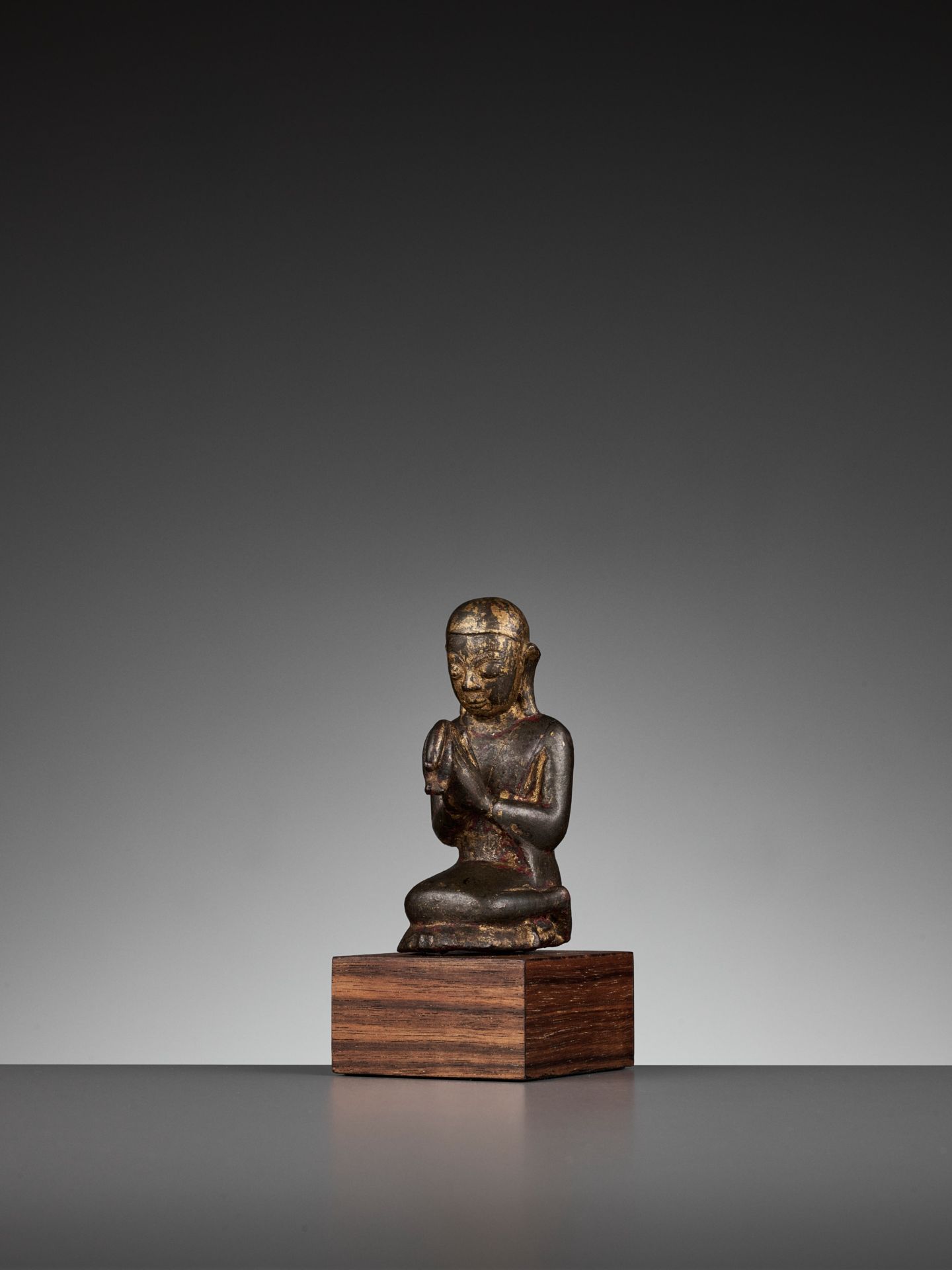 A SMALL BRONZE OF A WORSHIPPER, SHAN STATE - Image 6 of 10