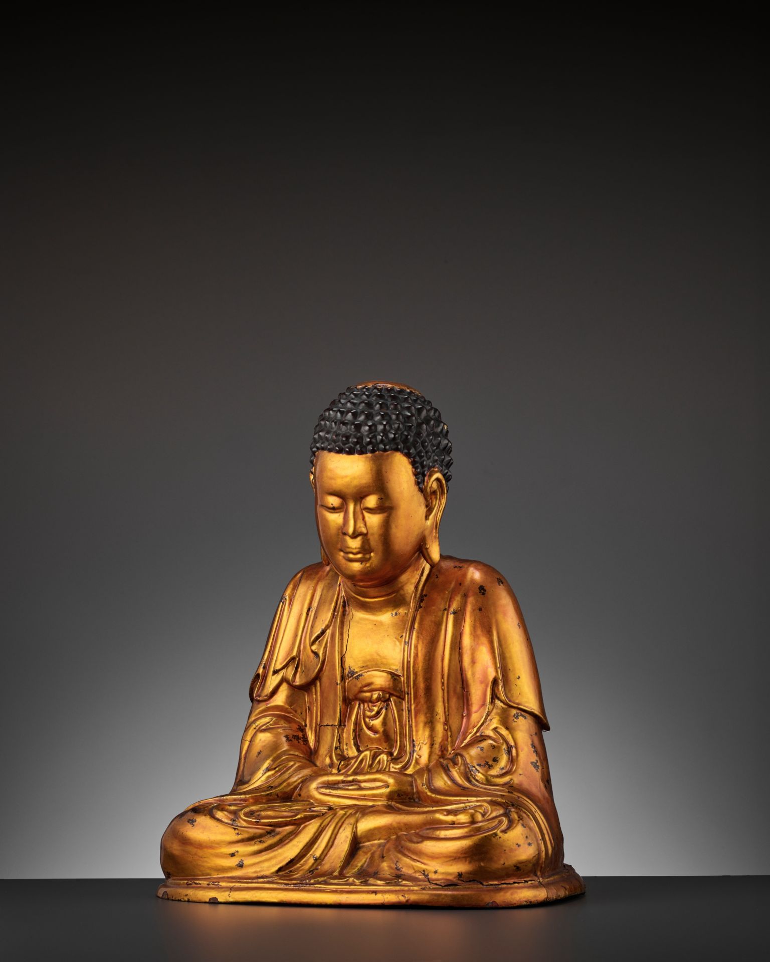 A MASSIVE GILT-LACQUERED WOOD FIGURE OF BUDDHA, 18TH-19TH CENTURY - Image 6 of 11
