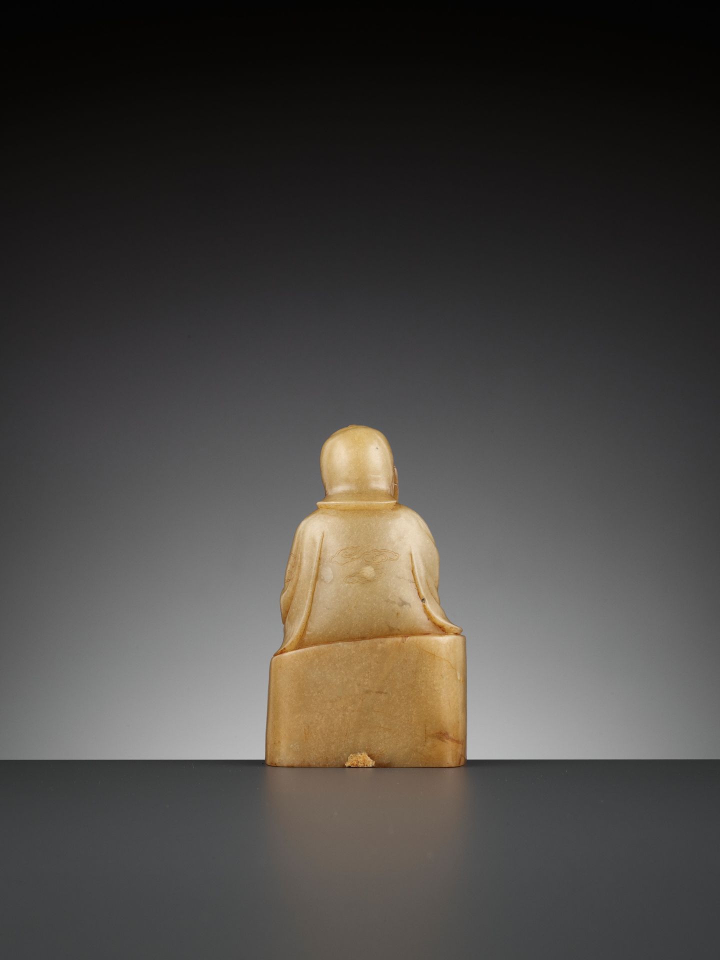 A SOAPSTONE FIGURE OF A PENSIVE IMMORTAL, QING DYNASTY - Image 7 of 12