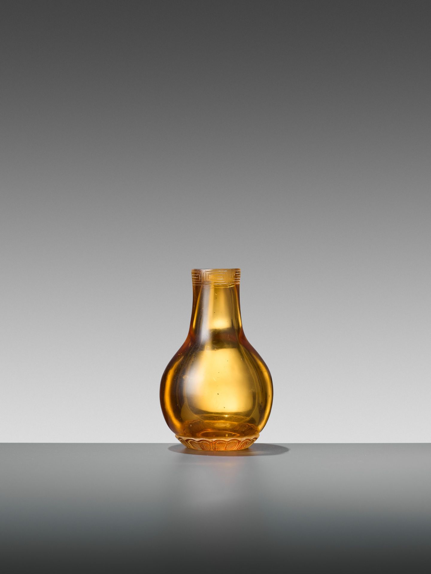 AN AMBER GLASS MINIATURE BOTTLE VASE, TONGZHI MARK AND PERIOD - Image 4 of 6