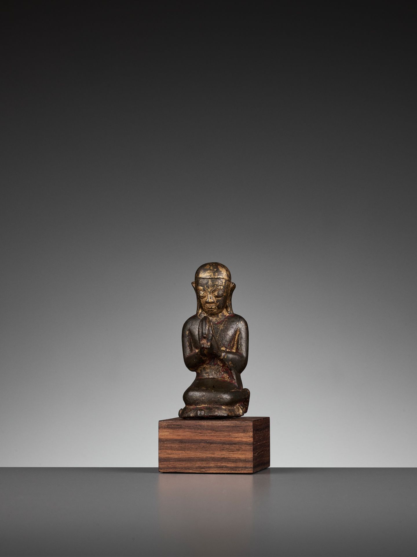A SMALL BRONZE OF A WORSHIPPER, SHAN STATE - Image 4 of 10