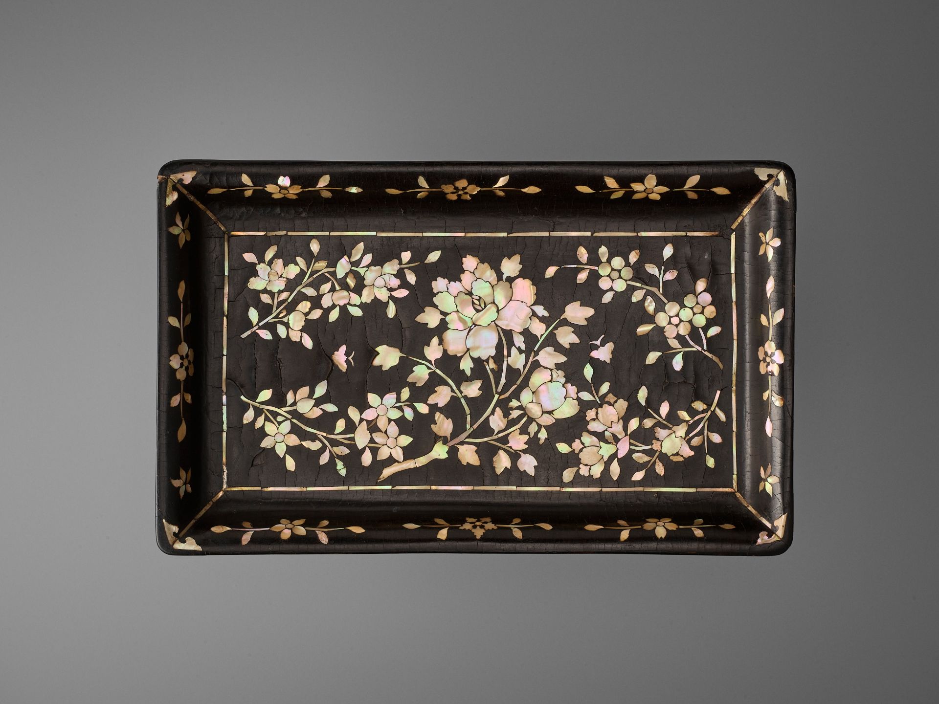 A MOTHER-OF-PEARL INLAID BLACK LACQUER 'PEONY' TRAY, MING DYNASTY