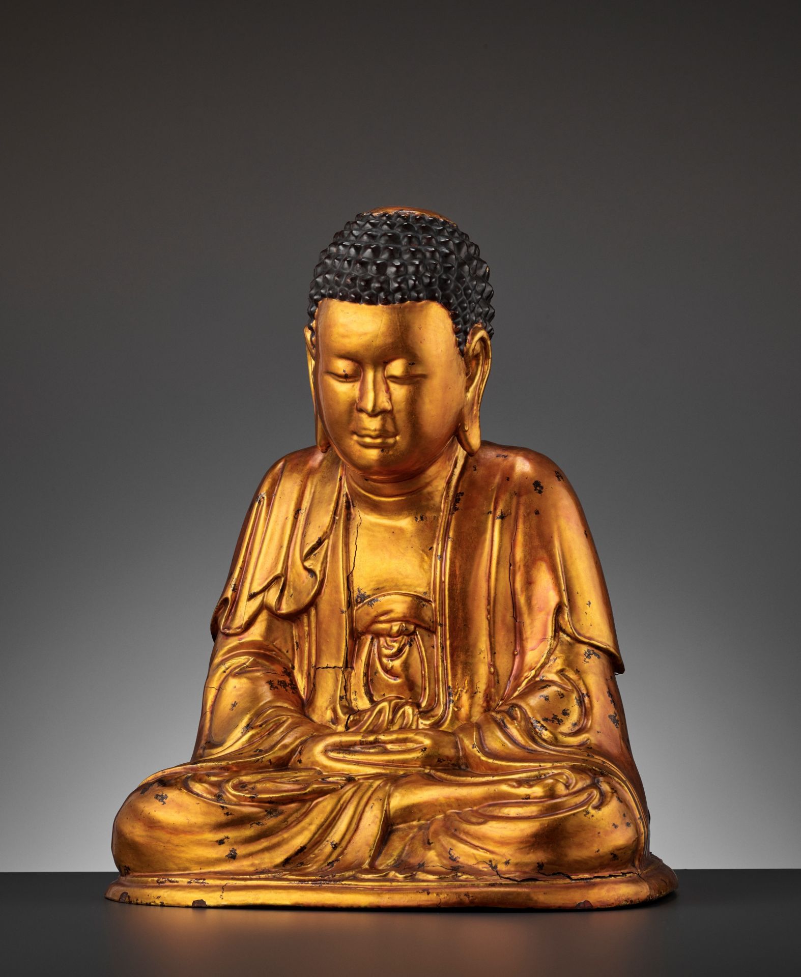 A MASSIVE GILT-LACQUERED WOOD FIGURE OF BUDDHA, 18TH-19TH CENTURY