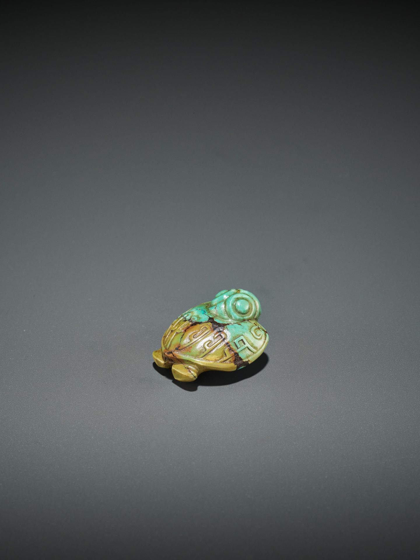 A TURQUOISE PENDANT DEPICTING A BIRD, SHANG TO WESTERN ZHOU DYNASTY - Image 9 of 12