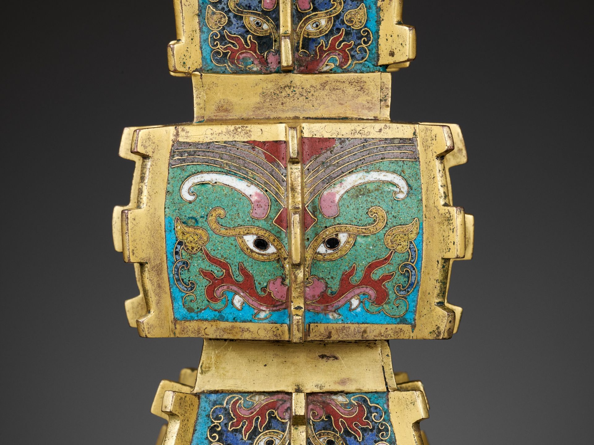 A GILT-BRONZE CLOISONNE ENAMEL VASE, FANG GU, YONGZHENG TO QIANLONG PERIOD - Bild 18 aus 19