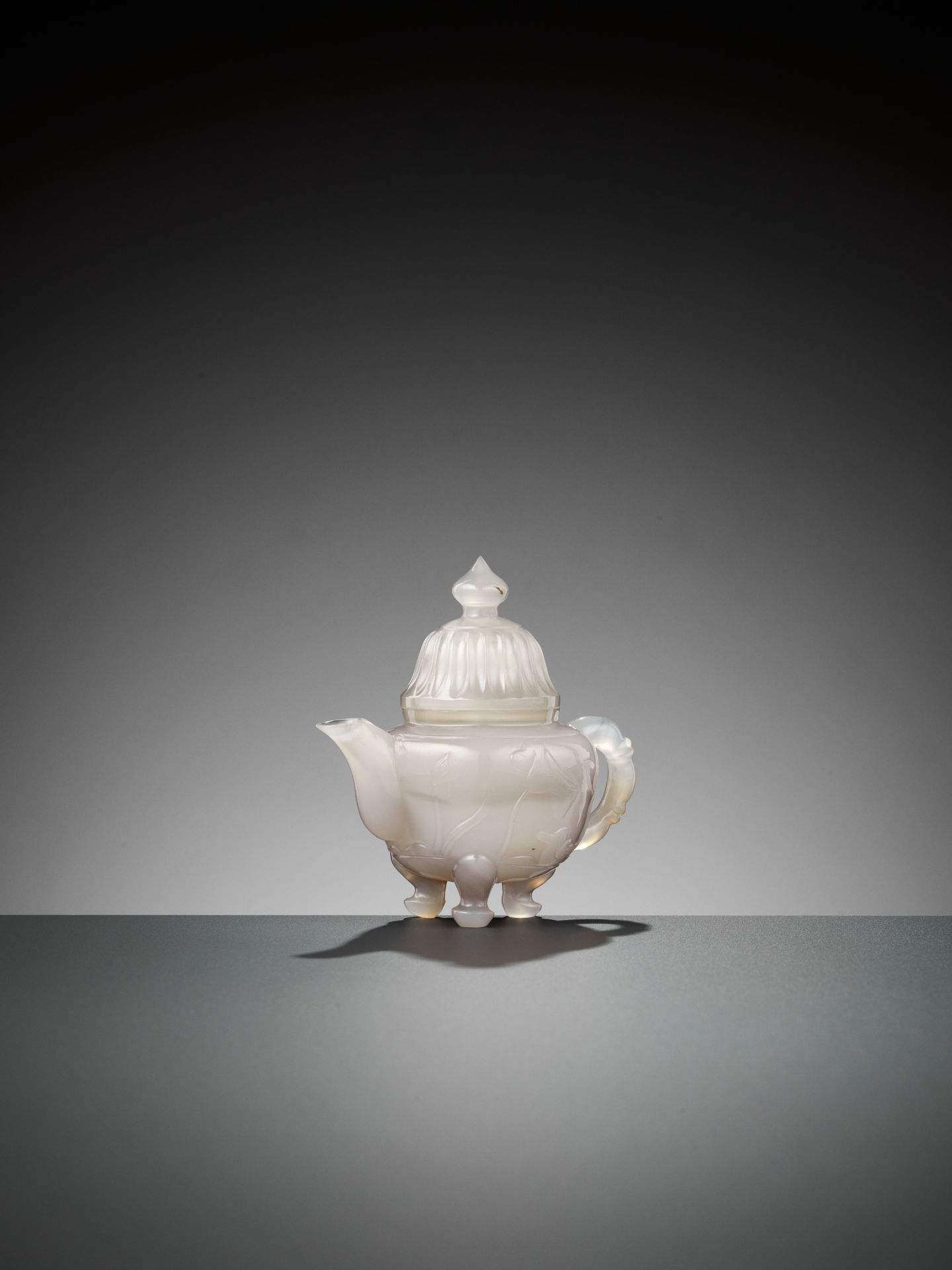 A MUGHAL-STYLE AGATE EWER AND COVER, LATE QING TO REPUBLIC - Image 4 of 10