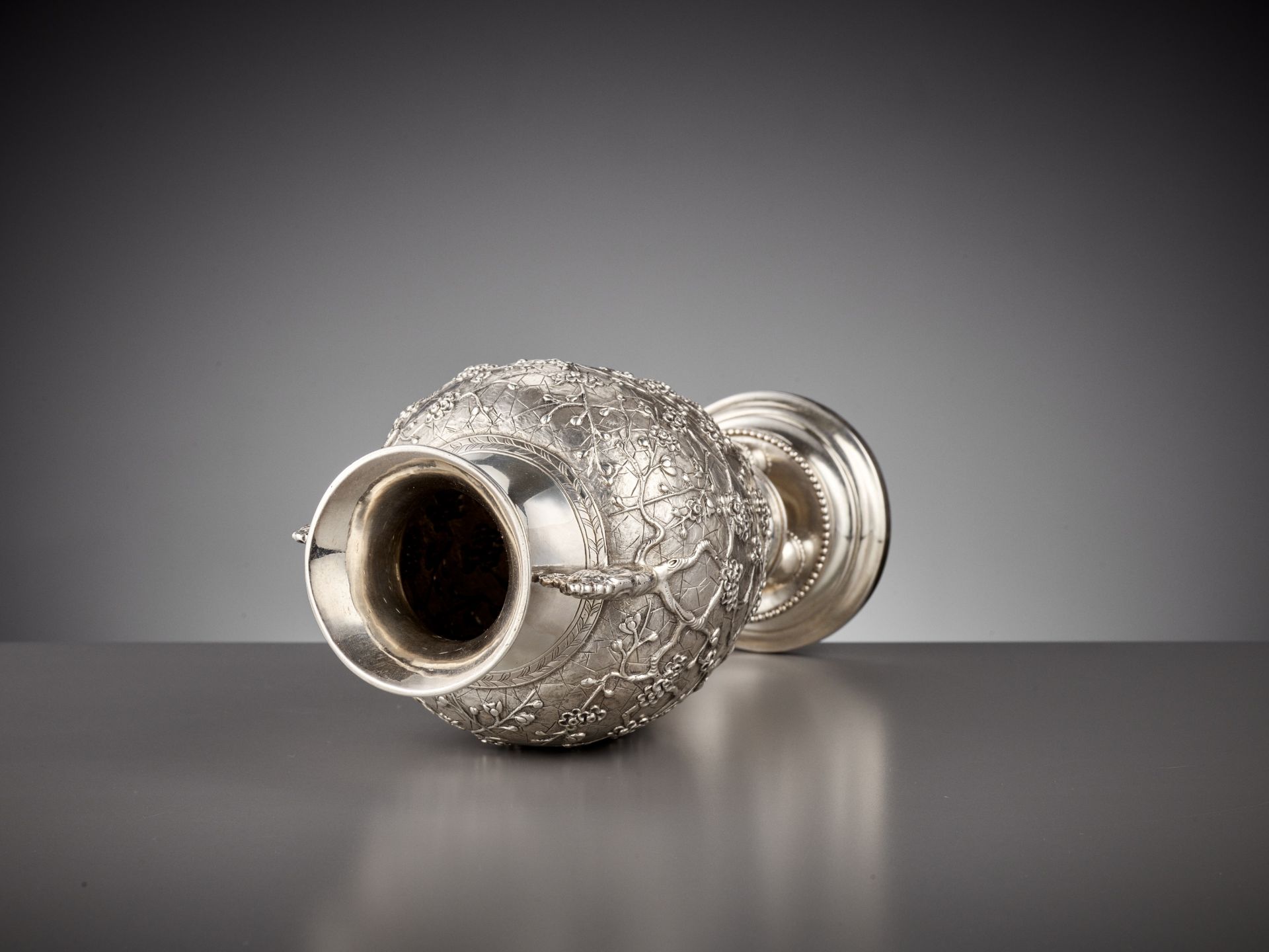 A 'PRUNUS' SILVER PRESENTATION VASE, WANG HING, LATE QING DYNASTY - Image 8 of 10