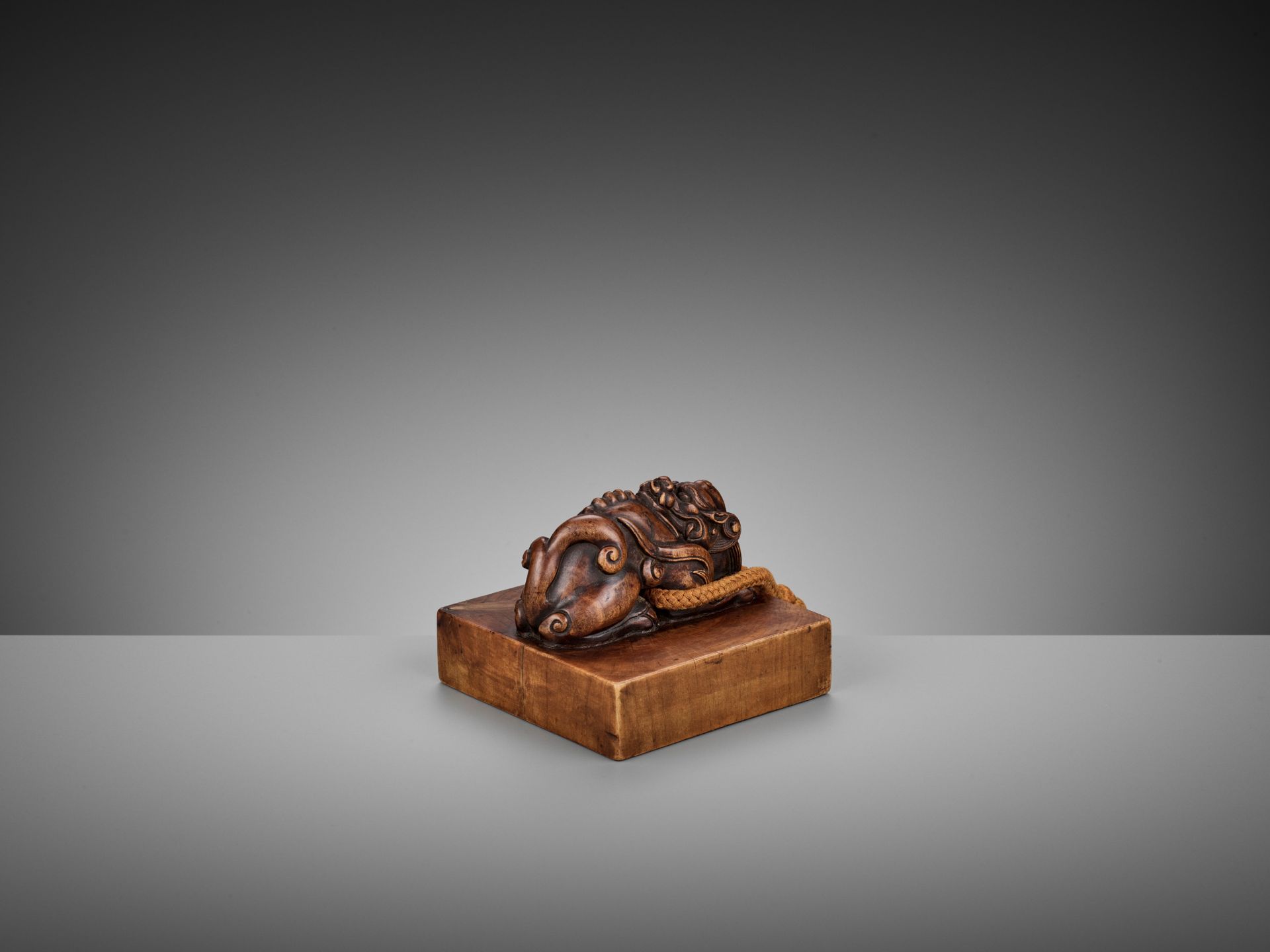 A CARVED SANDALWOOD 'RECUMBENT DRAGON' SEAL, QIANLONG CHENHAN - Image 11 of 17