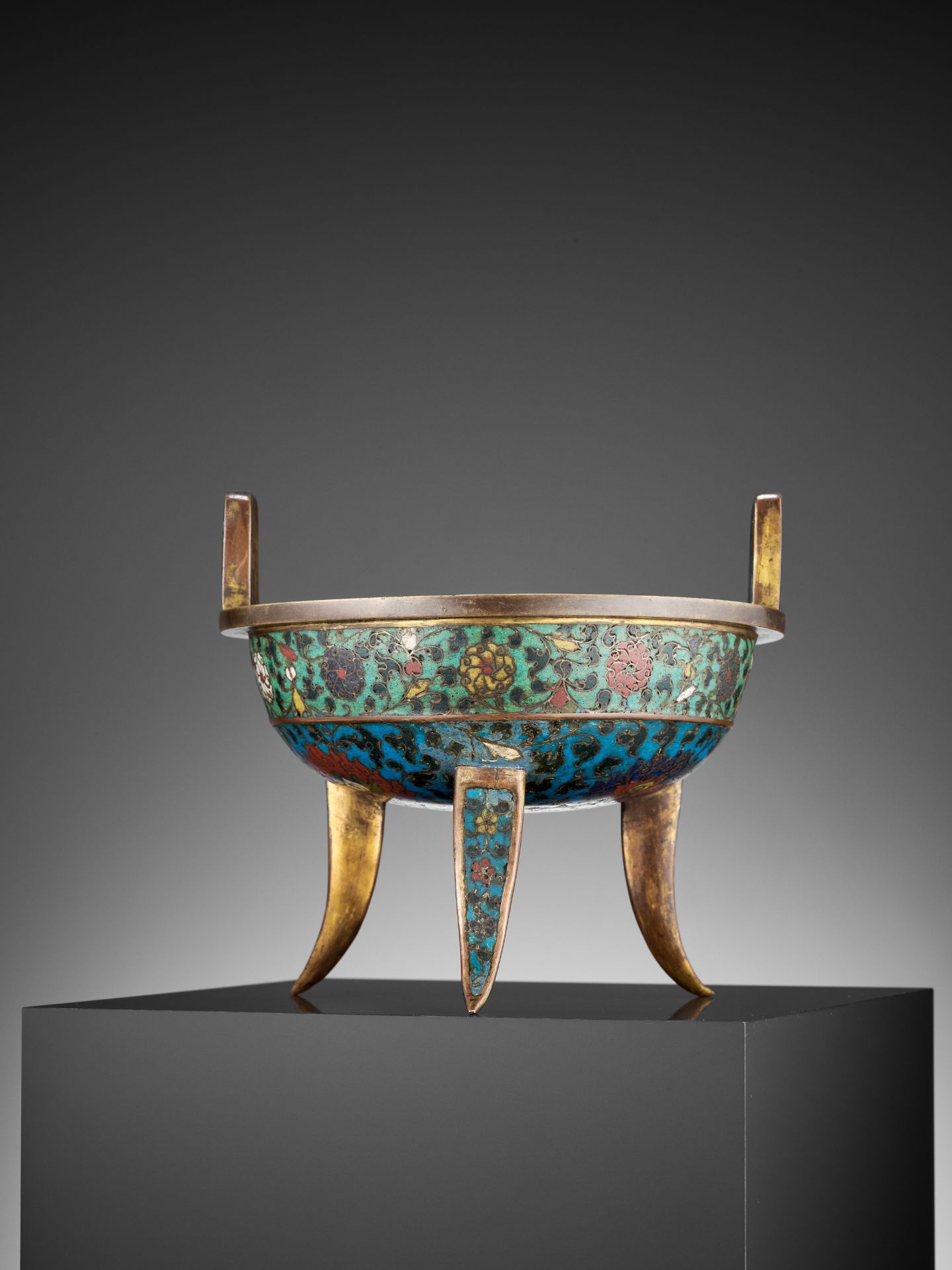 A RARE CLOISONNE ENAMEL 'DING CAULDRON' TRIPOD CENSER, MING DYNASTY - Image 8 of 9