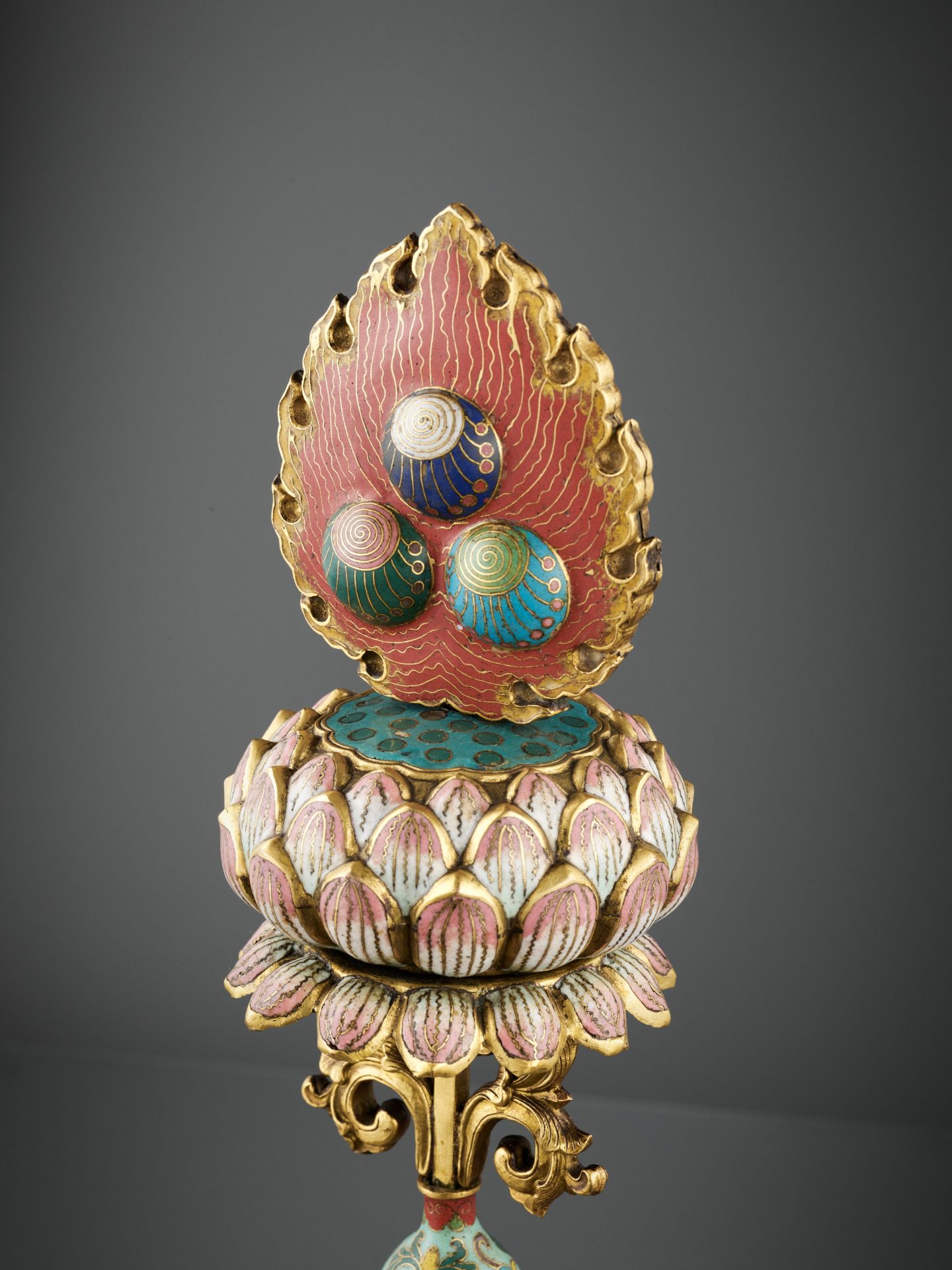 A RARE CLOISONNE AND CHAMPLEVE ENAMEL BUDDHIST EMBLEM, QIANLONG PERIOD - Image 2 of 16