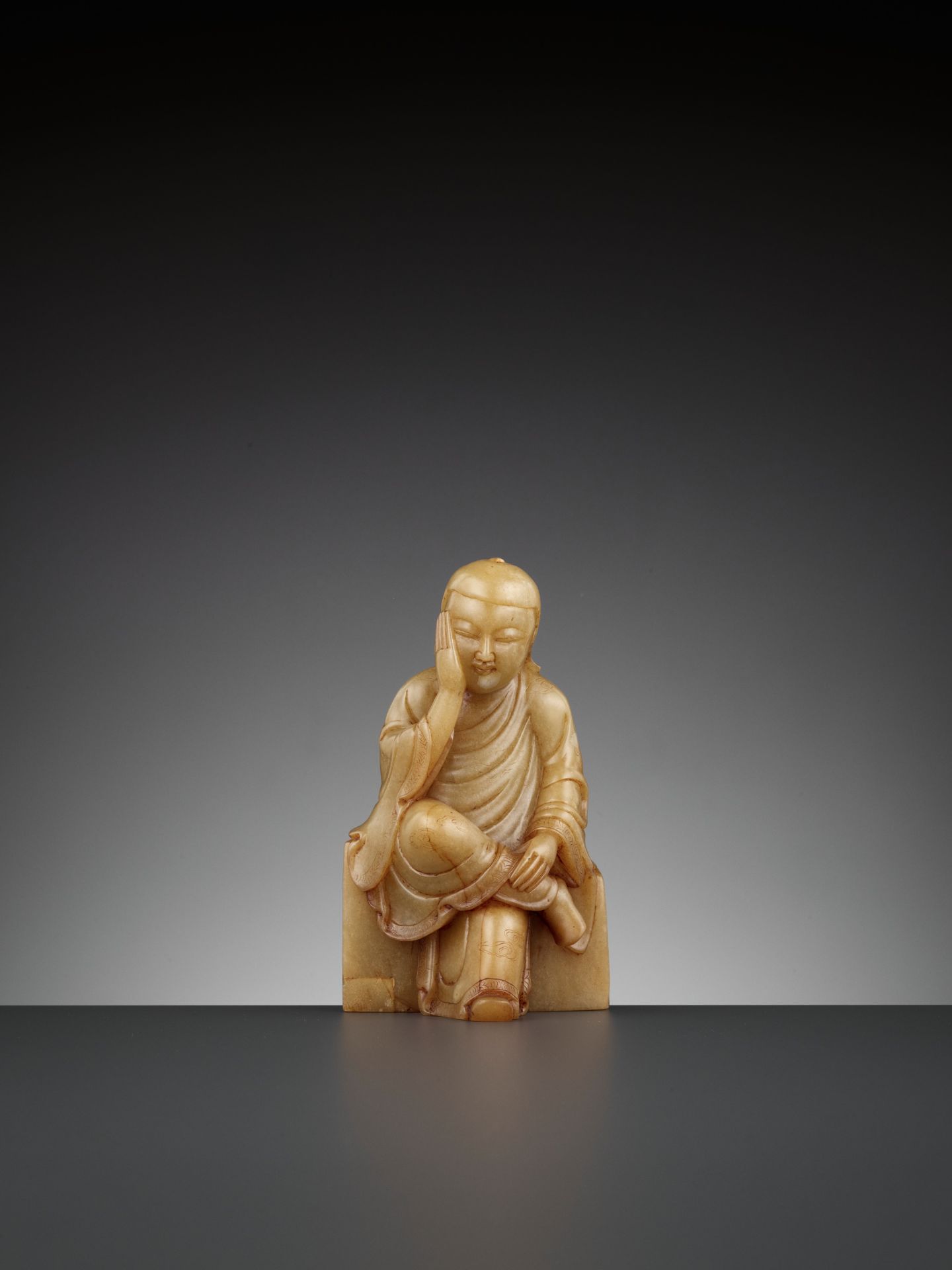 A SOAPSTONE FIGURE OF A PENSIVE IMMORTAL, QING DYNASTY - Image 4 of 12