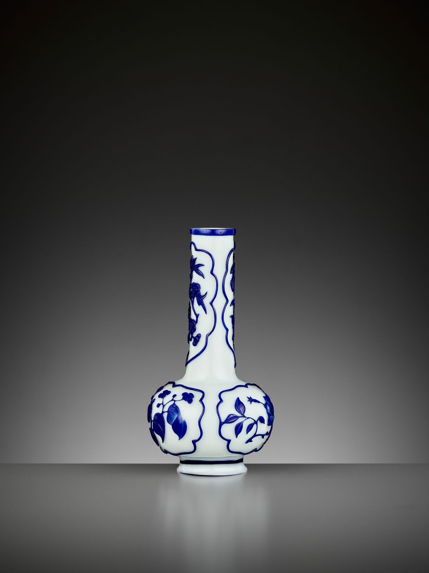 A BLUE OVERLAY WHITE GLASS BOTTLE VASE, GUANGXU MARK AND PERIOD - Image 9 of 10