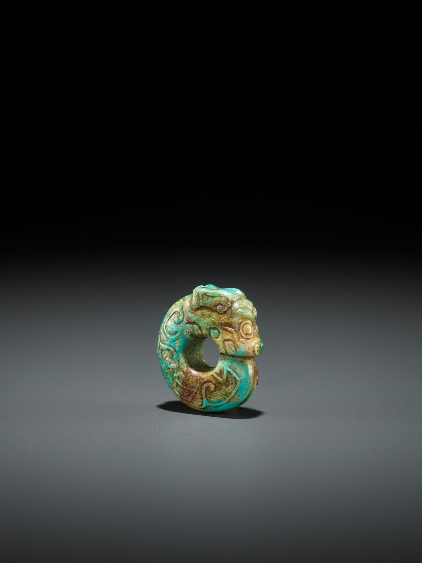 A TURQUOISE MATRIX 'PIG-DRAGON' PENDANT, SHANG TO WESTERN ZHOU DYNASTY - Image 2 of 14