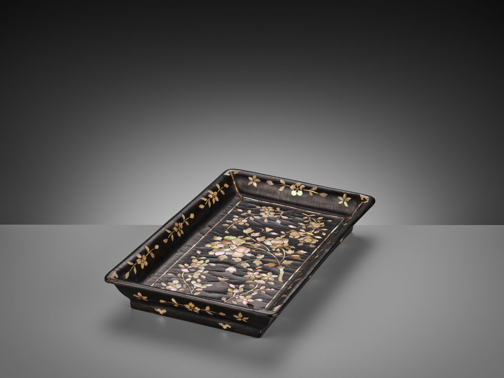 A MOTHER-OF-PEARL INLAID BLACK LACQUER 'PEONY' TRAY, MING DYNASTY - Image 8 of 12