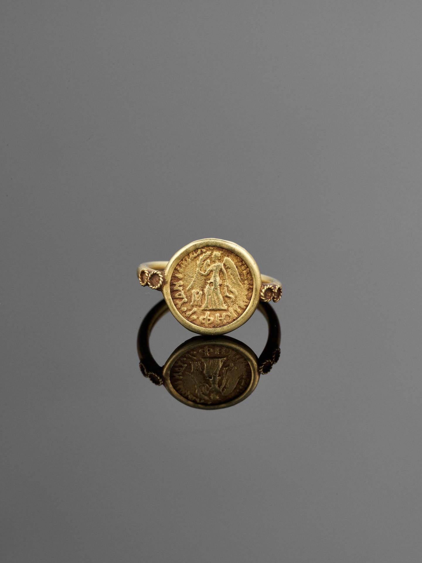 A SET OF EIGHT ANCIENT GANDHARA COIN GOLD RINGS - Image 2 of 14