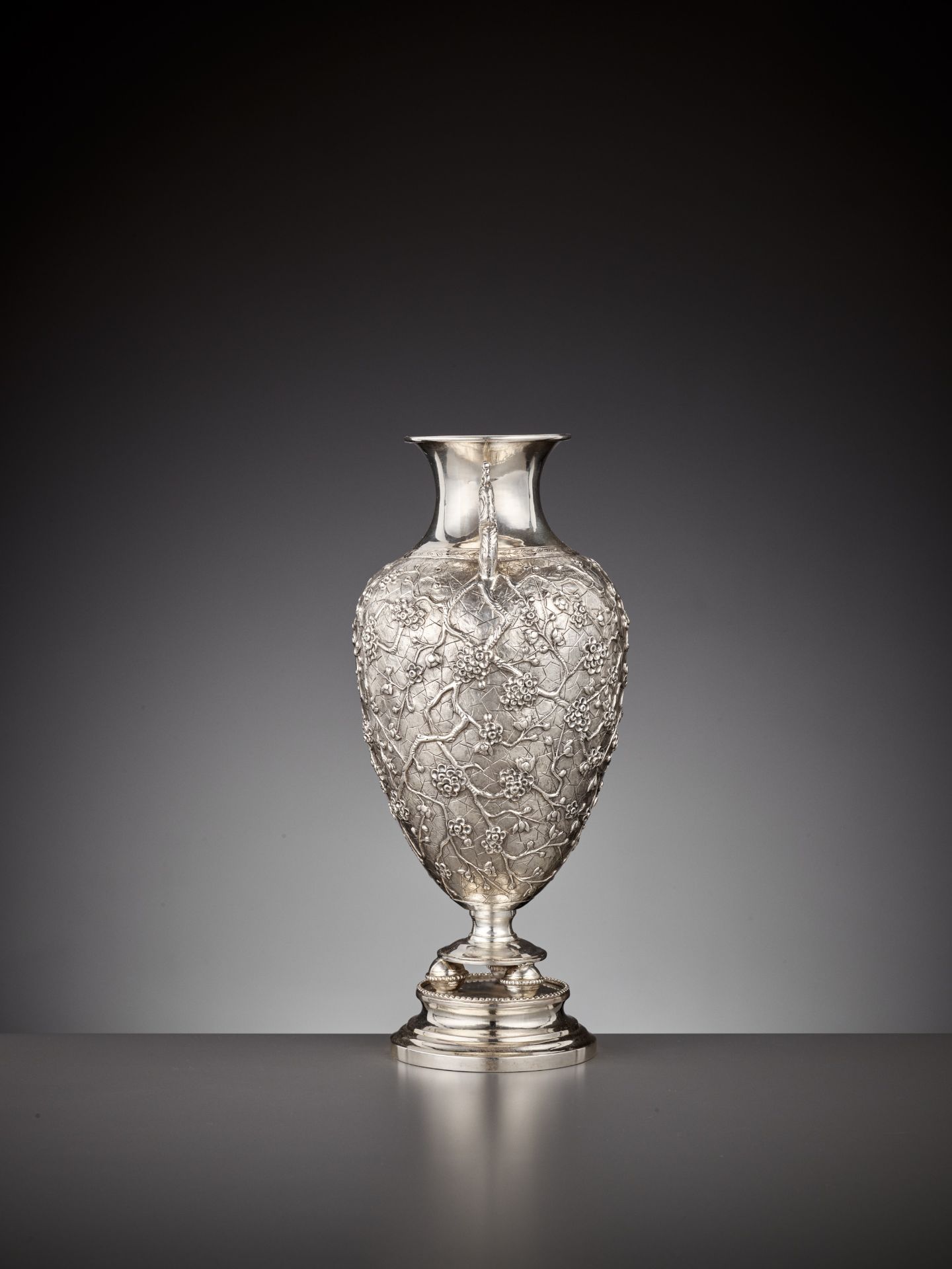 A 'PRUNUS' SILVER PRESENTATION VASE, WANG HING, LATE QING DYNASTY - Image 4 of 10