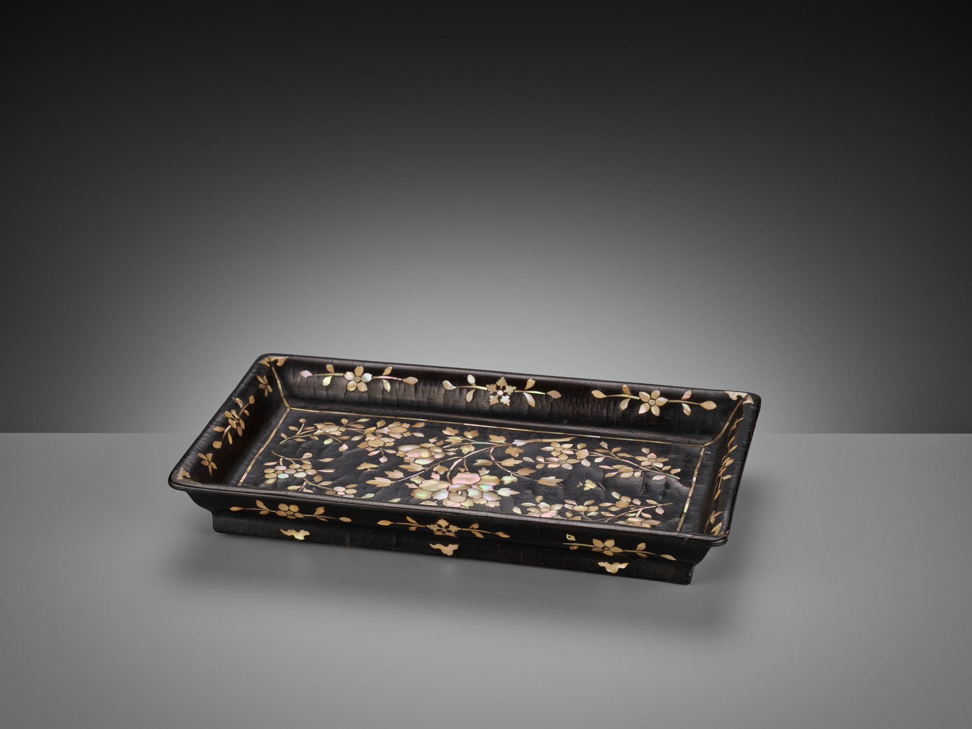 A MOTHER-OF-PEARL INLAID BLACK LACQUER 'PEONY' TRAY, MING DYNASTY - Image 7 of 12