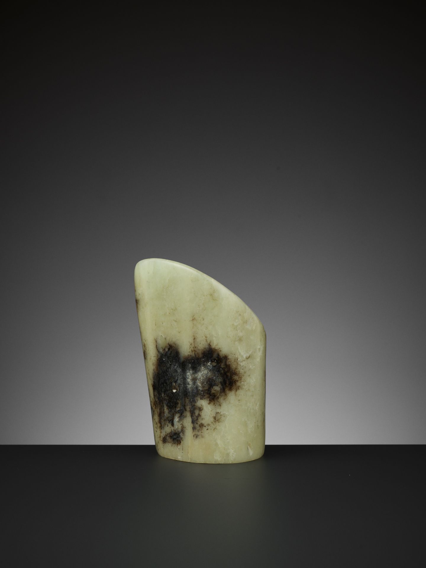 A PALE YELLOW AND RUSSET JADE HOOF-SHAPED ORNAMENT, HONGSHAN - Image 7 of 13