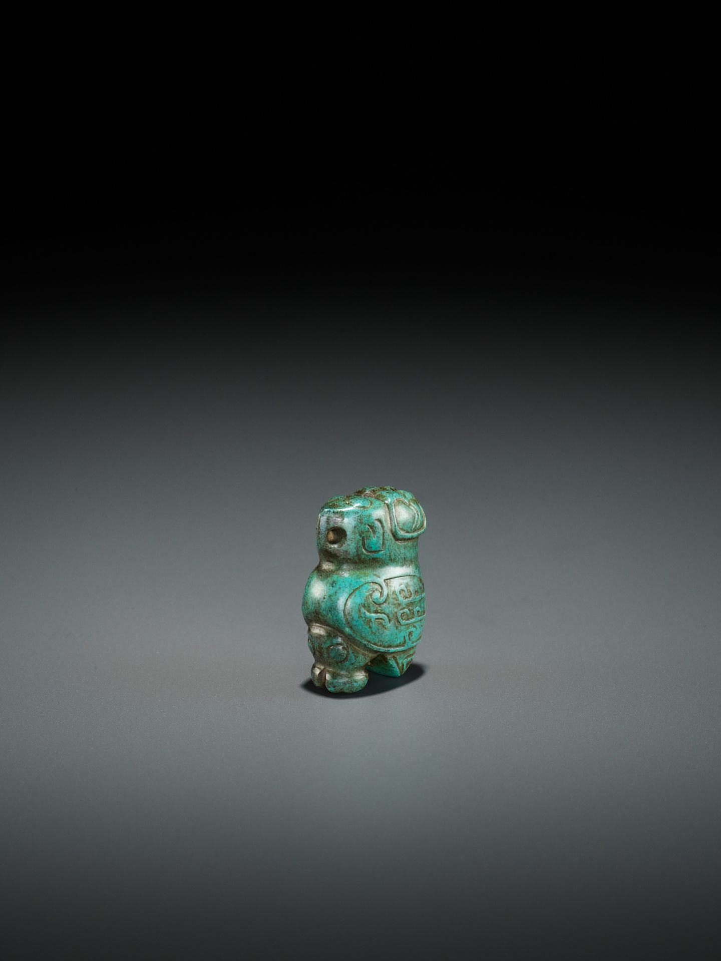 A TURQUOISE MATRIX PENDANT DEPICTING AN OWL, LATE SHANG DYNASTY - Image 2 of 13