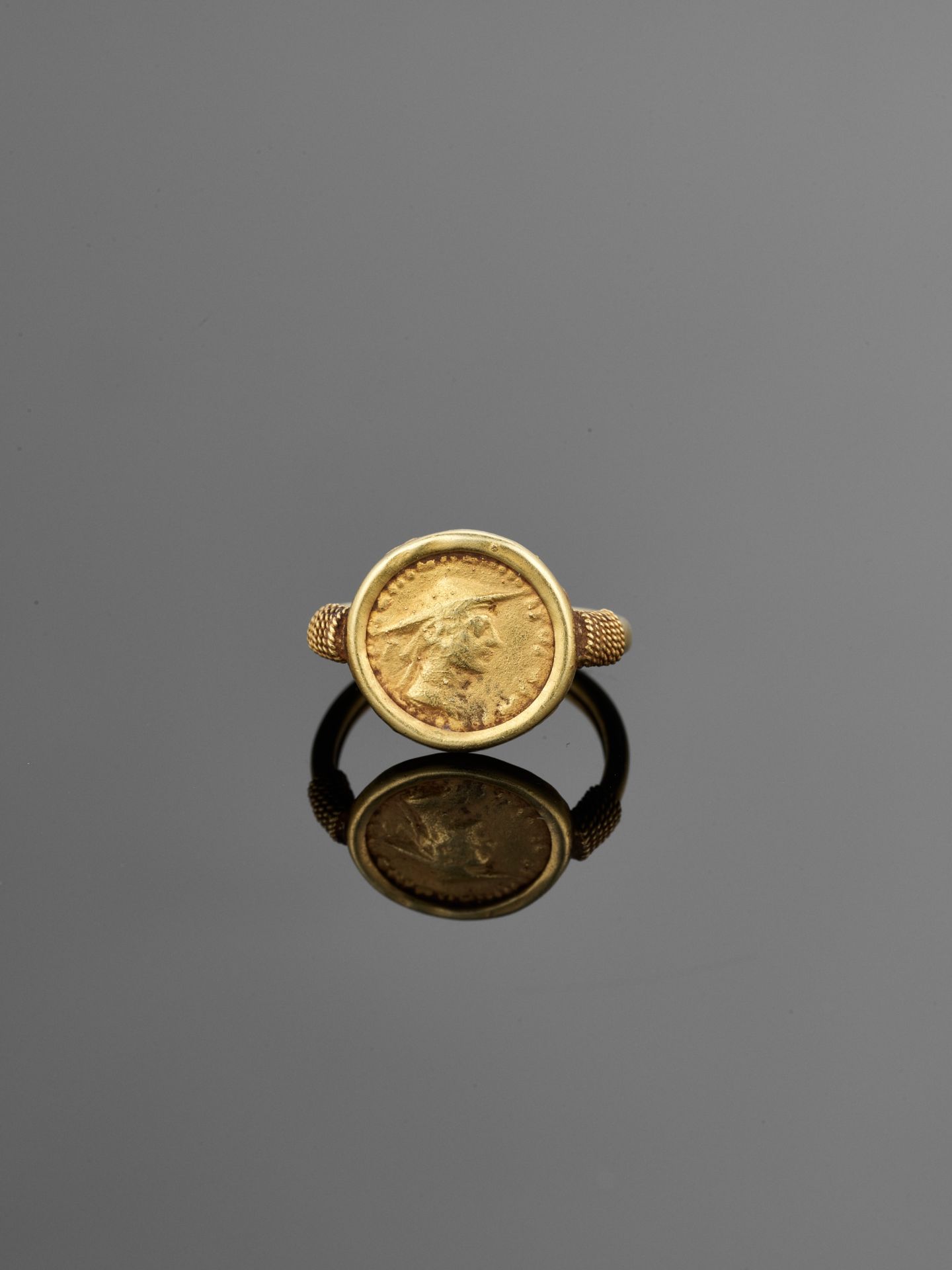 A SET OF EIGHT ANCIENT GANDHARA COIN GOLD RINGS - Image 12 of 14