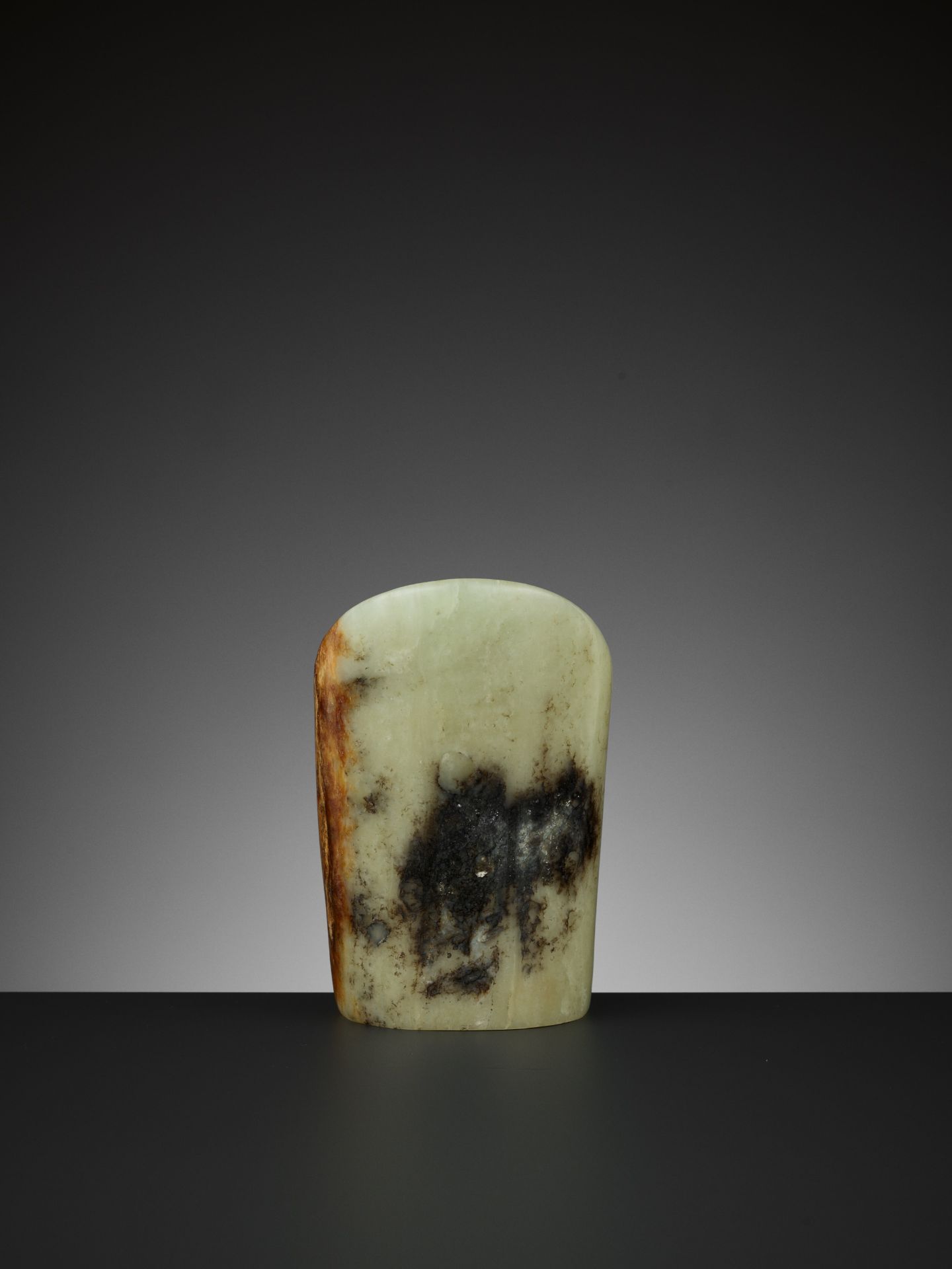 A PALE YELLOW AND RUSSET JADE HOOF-SHAPED ORNAMENT, HONGSHAN - Image 6 of 13