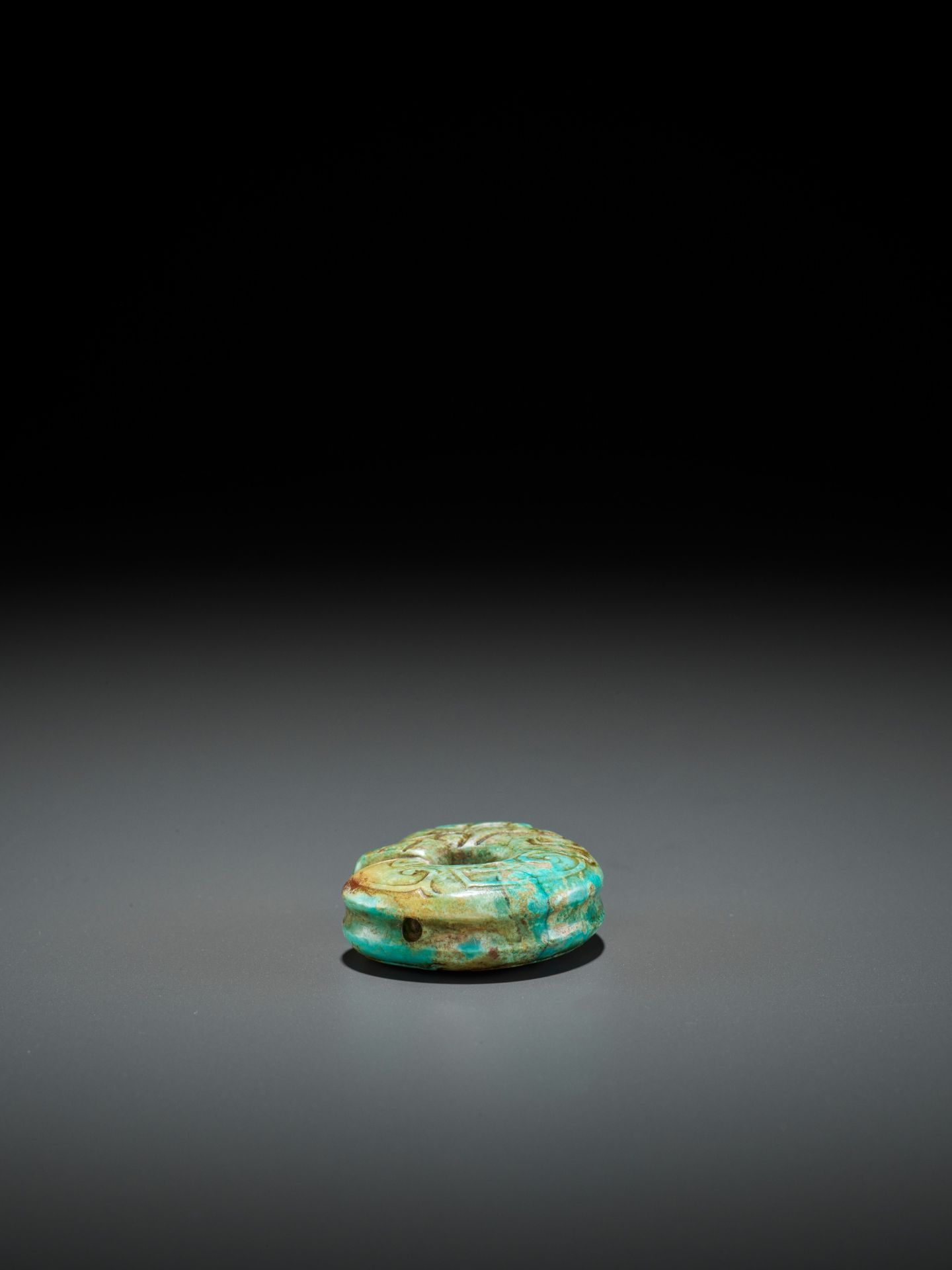 A TURQUOISE MATRIX 'PIG-DRAGON' PENDANT, SHANG TO WESTERN ZHOU DYNASTY - Image 13 of 14