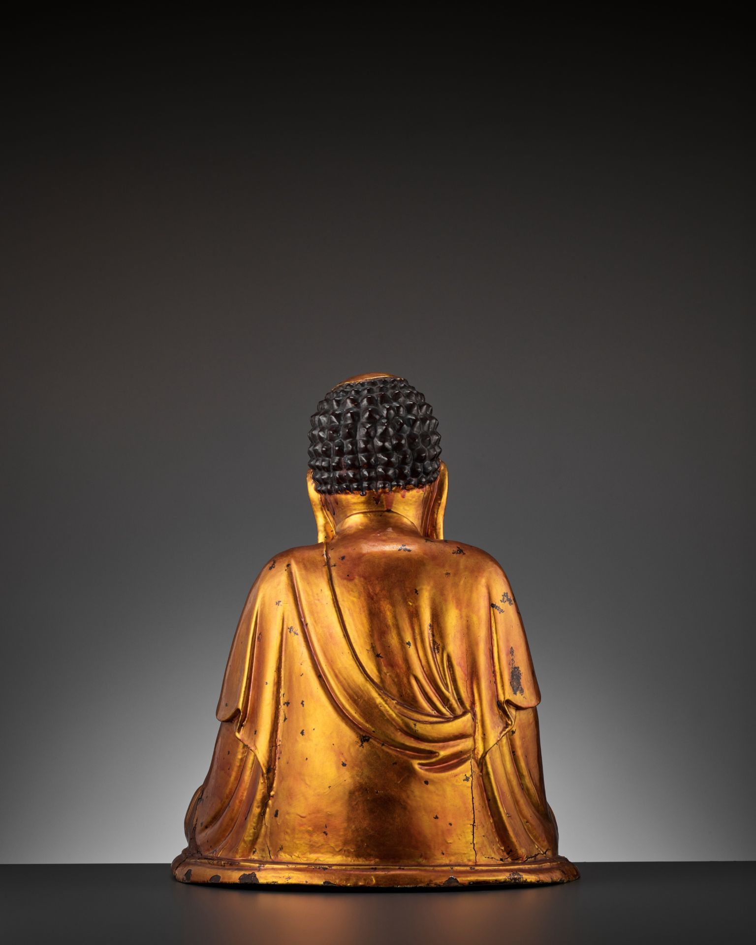 A MASSIVE GILT-LACQUERED WOOD FIGURE OF BUDDHA, 18TH-19TH CENTURY - Image 4 of 11