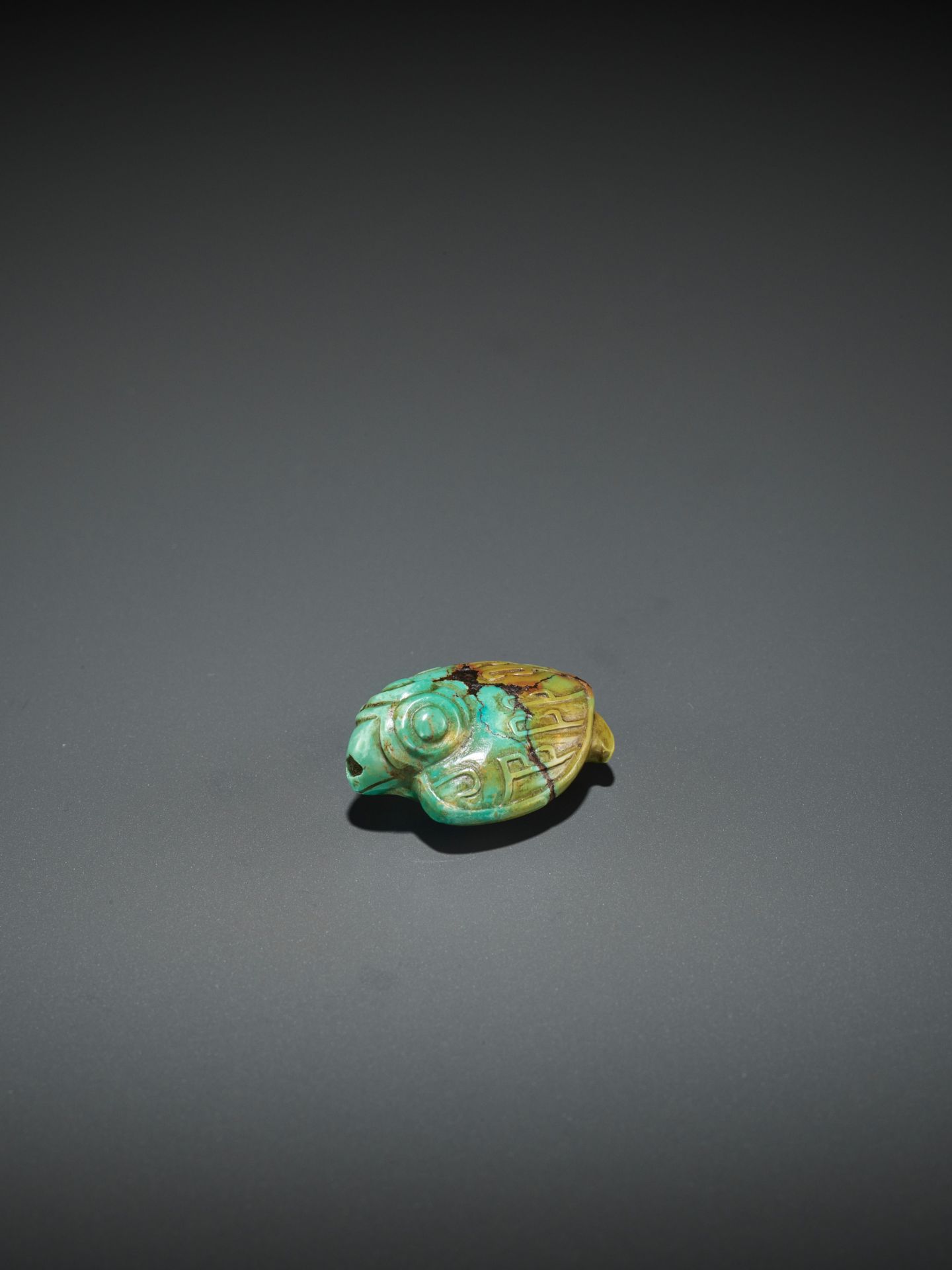 A TURQUOISE PENDANT DEPICTING A BIRD, SHANG TO WESTERN ZHOU DYNASTY - Image 3 of 12
