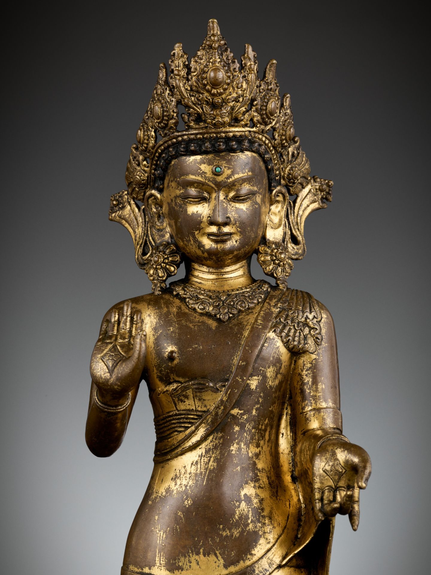 AN EXCEEDINGLY RARE GILT BRONZE FIGURE OF DIPANKARA BUDDHA, LATE MALLA, THREE KINGDOMS PERIOD - Image 12 of 14
