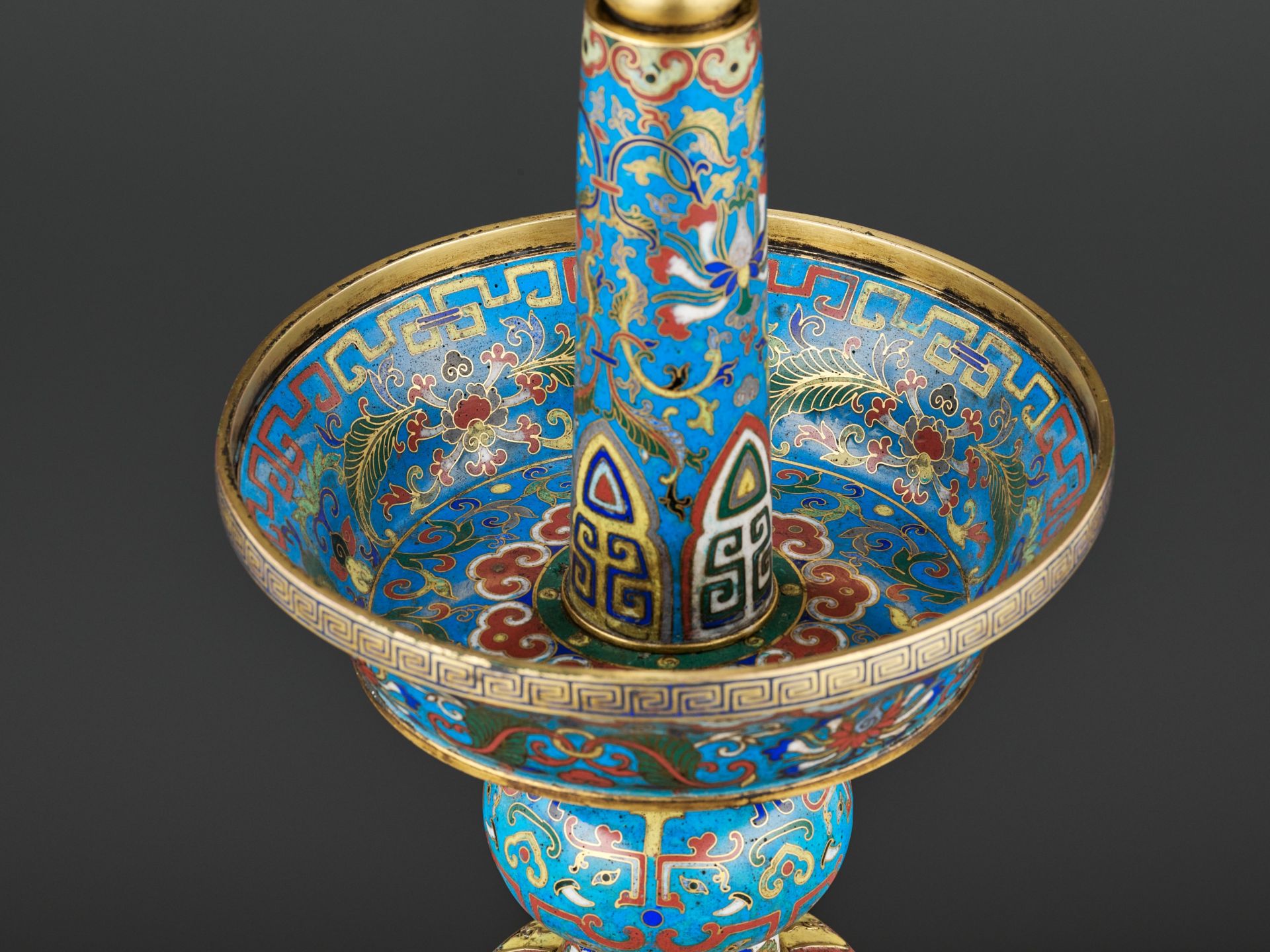 A PAIR OF CLOISONNE ENAMEL CANDLESTICKS, QIANLONG PERIOD - Image 13 of 14