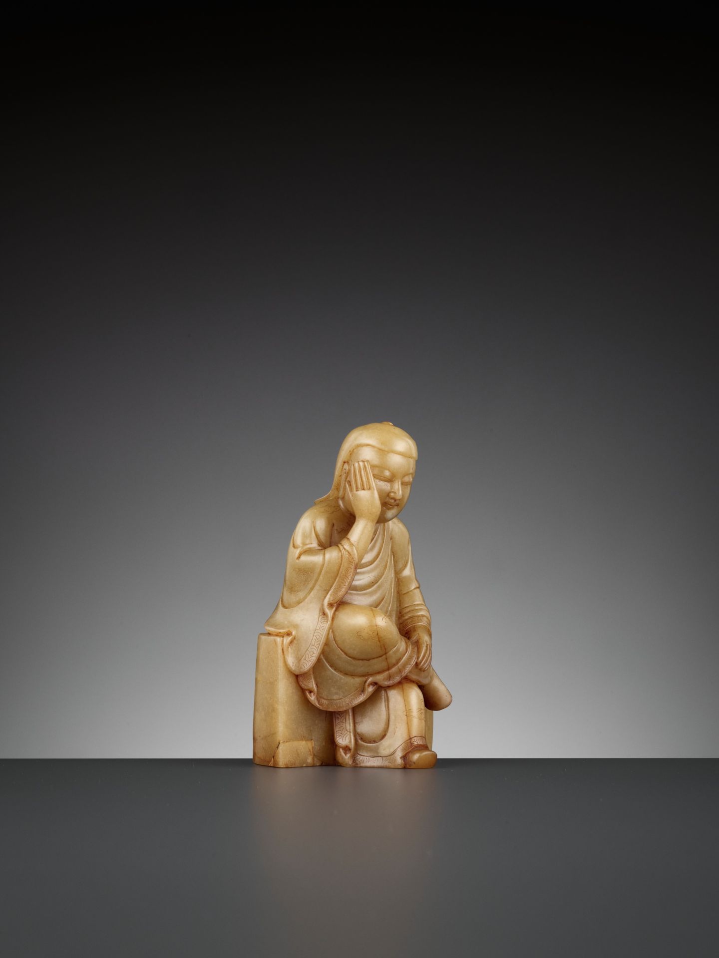 A SOAPSTONE FIGURE OF A PENSIVE IMMORTAL, QING DYNASTY - Image 3 of 12