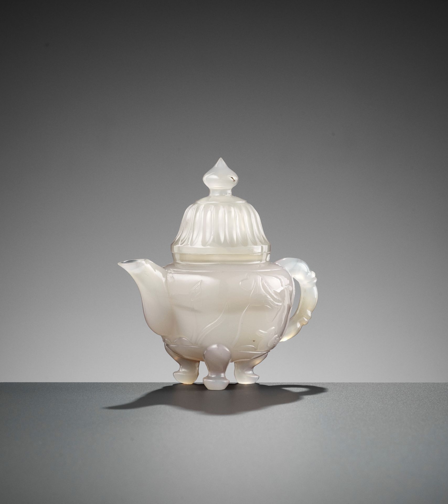 A MUGHAL-STYLE AGATE EWER AND COVER, LATE QING TO REPUBLIC