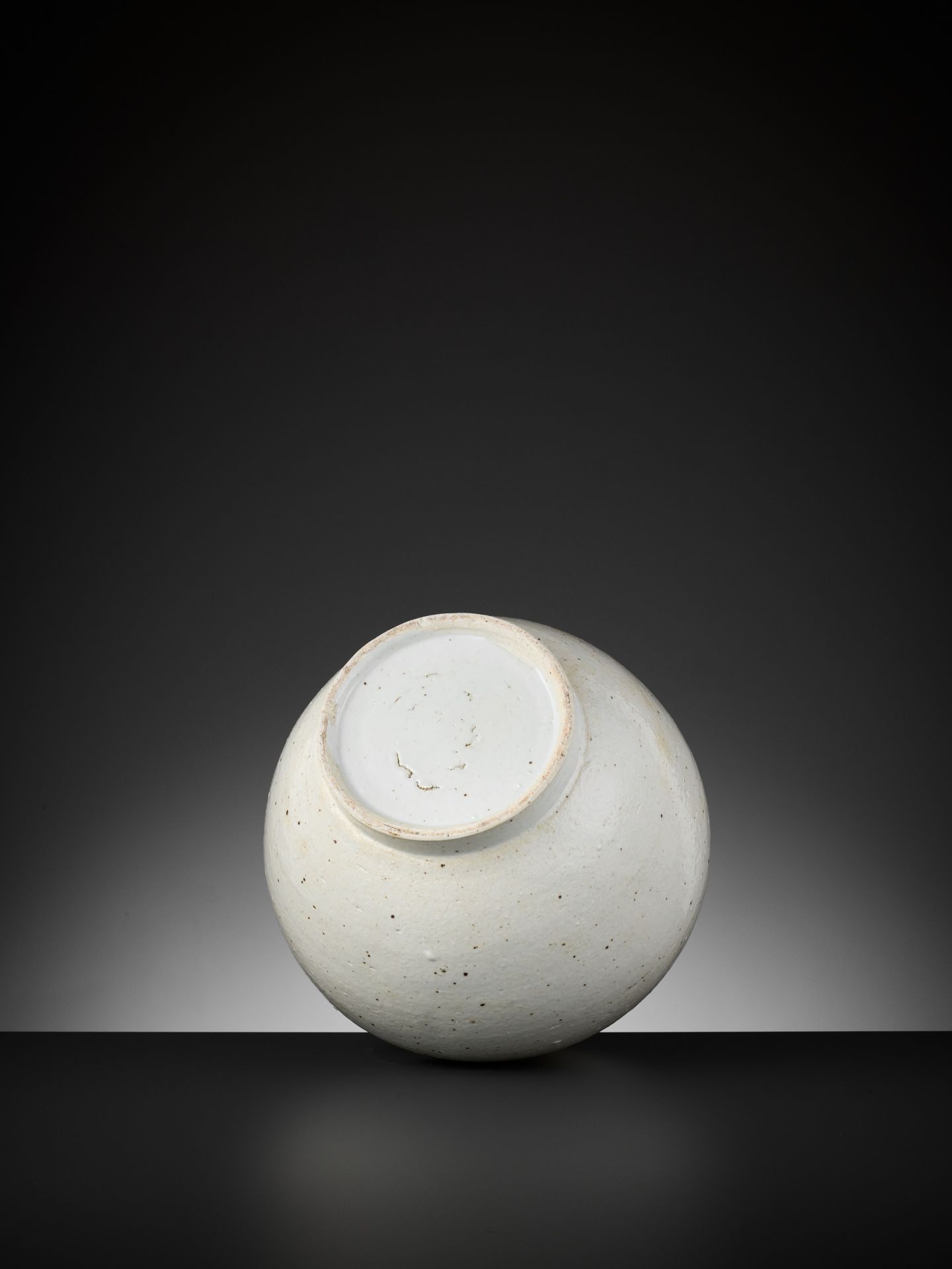 A WHITE-GLAZED PORCELAIN MOON JAR, DAL HANG-ARI, JOSEON DYNASTY - Image 8 of 8