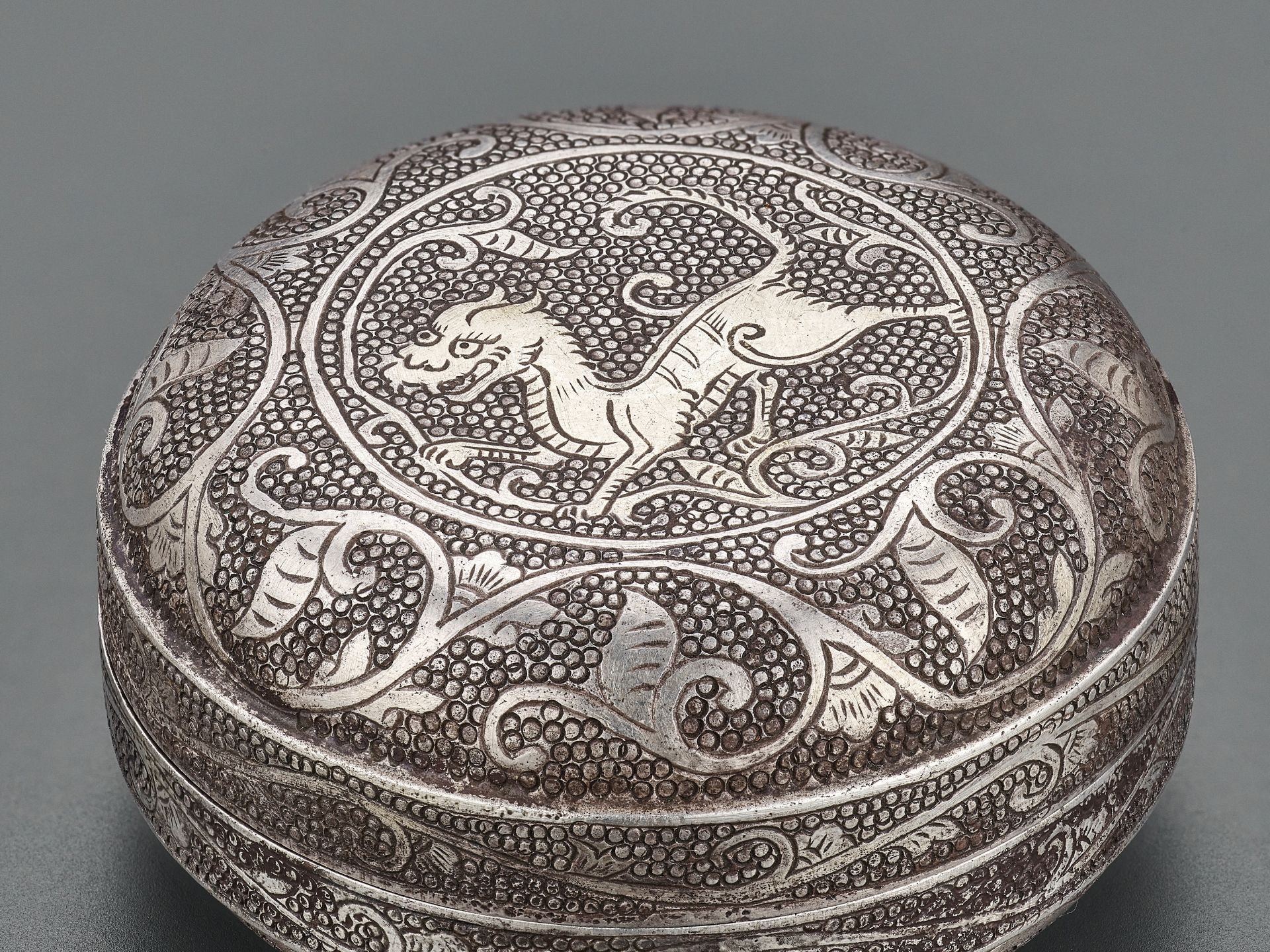 A 'MANDARIN DUCK' SILVER BOX AND COVER, TANG DYNASTY - Image 15 of 19