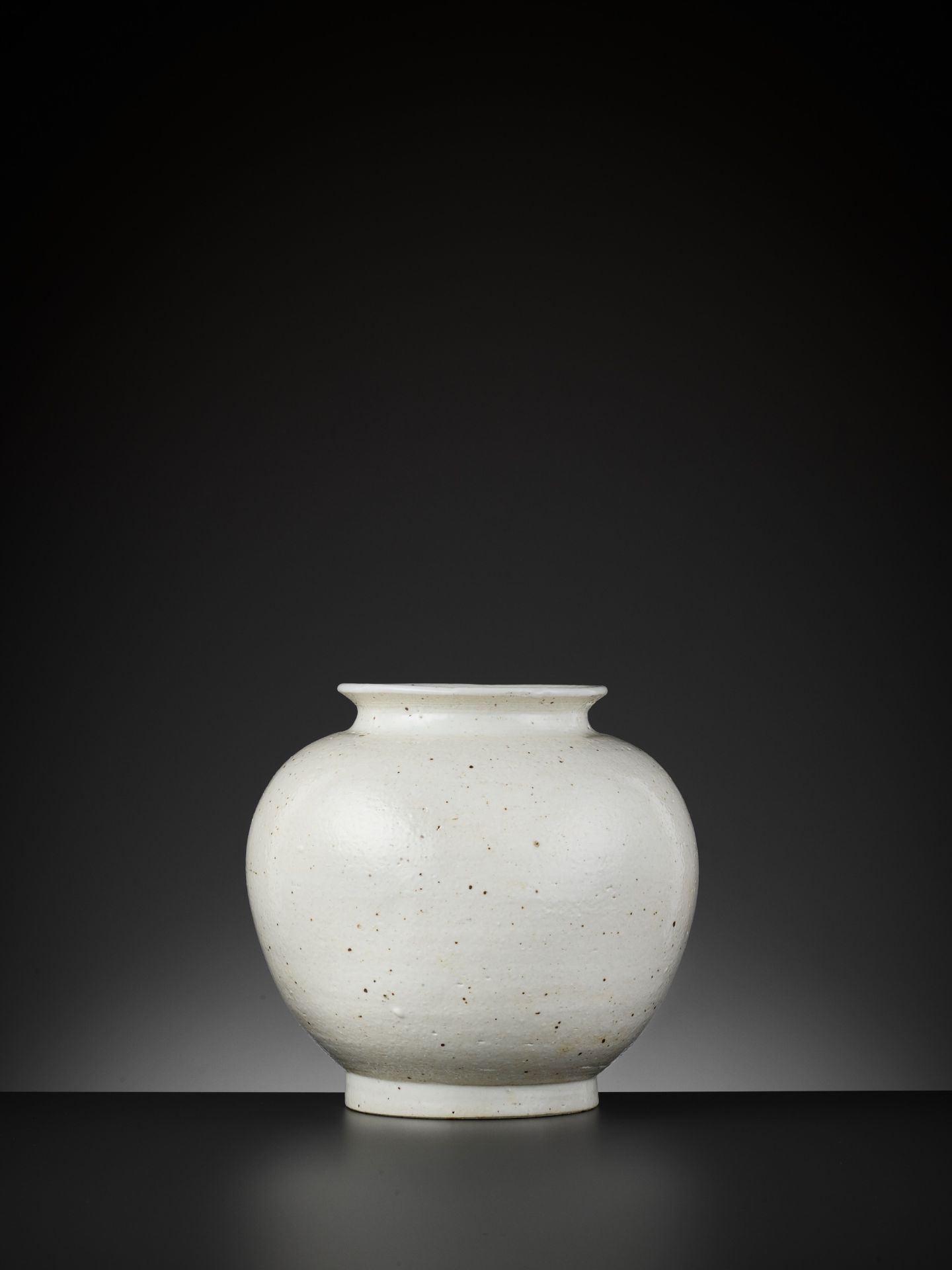 A WHITE-GLAZED PORCELAIN MOON JAR, DAL HANG-ARI, JOSEON DYNASTY - Image 4 of 8