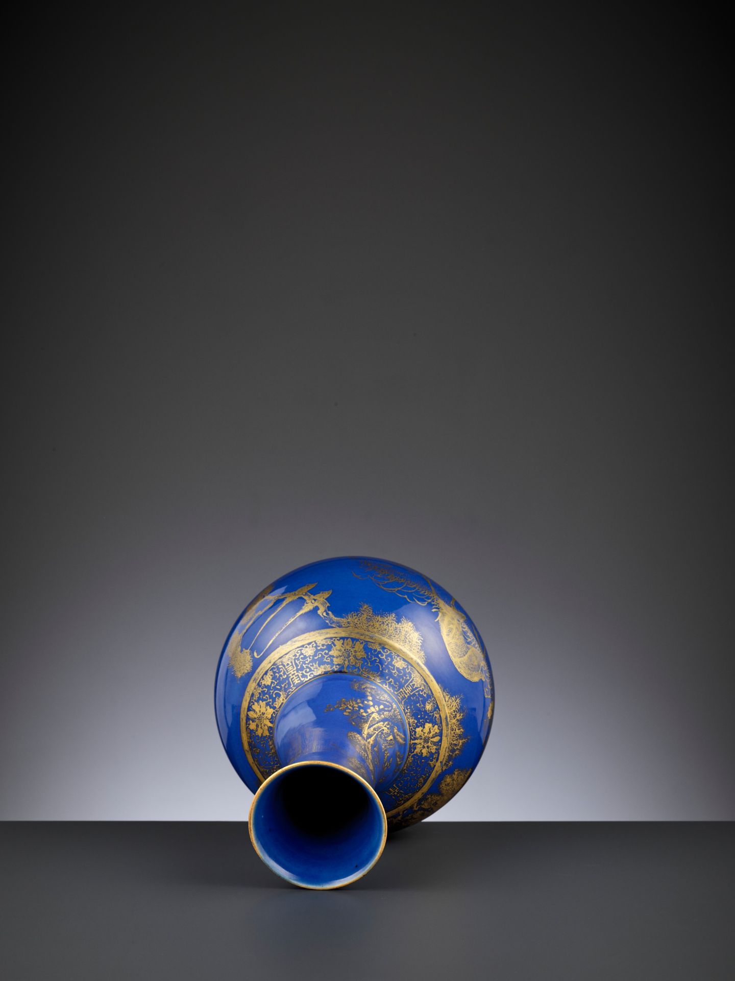 A POWDER-BLUE-GROUND GILT-DECORATED 'DEER AND CRANE' BOTTLE VASE, GUANGXU MARK AND PERIOD - Bild 12 aus 12