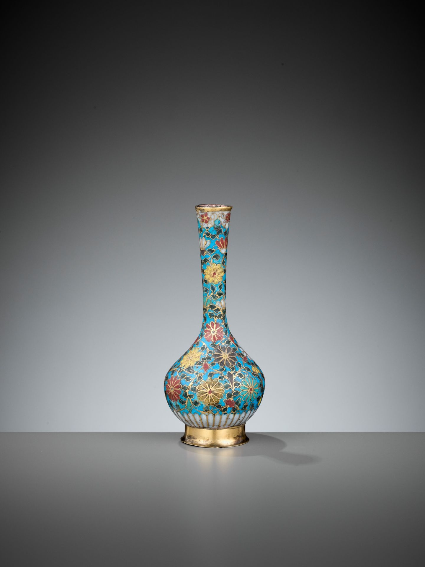 A CLOISONNE ENAMEL BOTTLE VASE, MING DYNASTY - Bild 5 aus 7