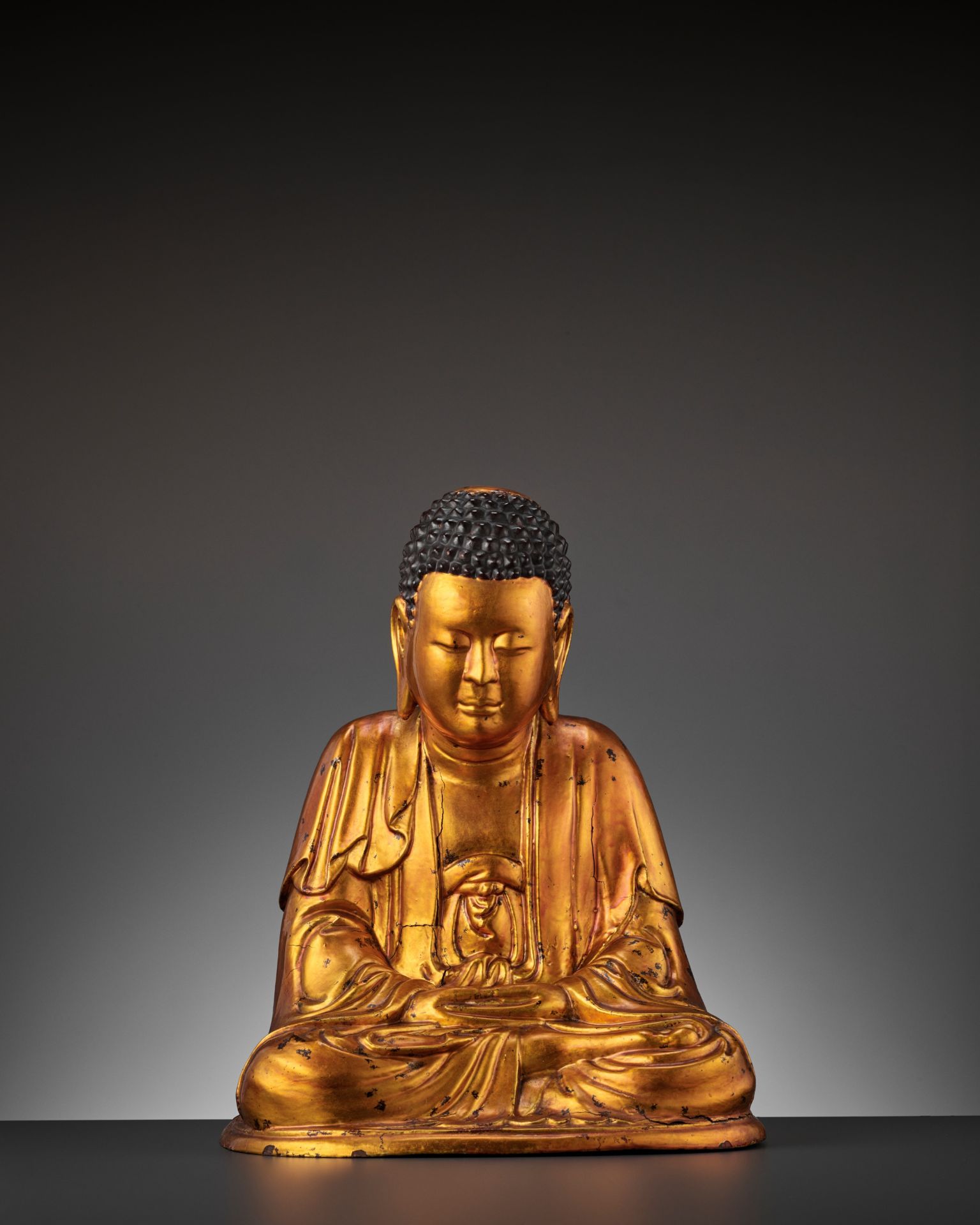 A MASSIVE GILT-LACQUERED WOOD FIGURE OF BUDDHA, 18TH-19TH CENTURY - Image 2 of 11