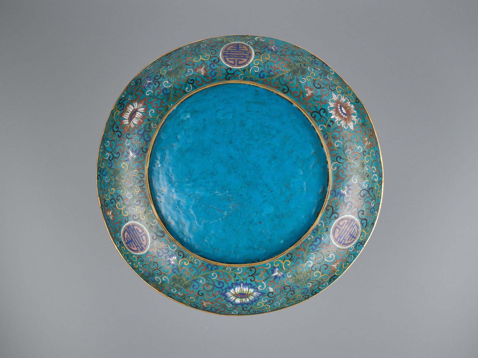 A LARGE GILT-BRONZE CLOISONNE ENAMEL 'DRAGON' DISH, QING DYNASTY - Image 5 of 5