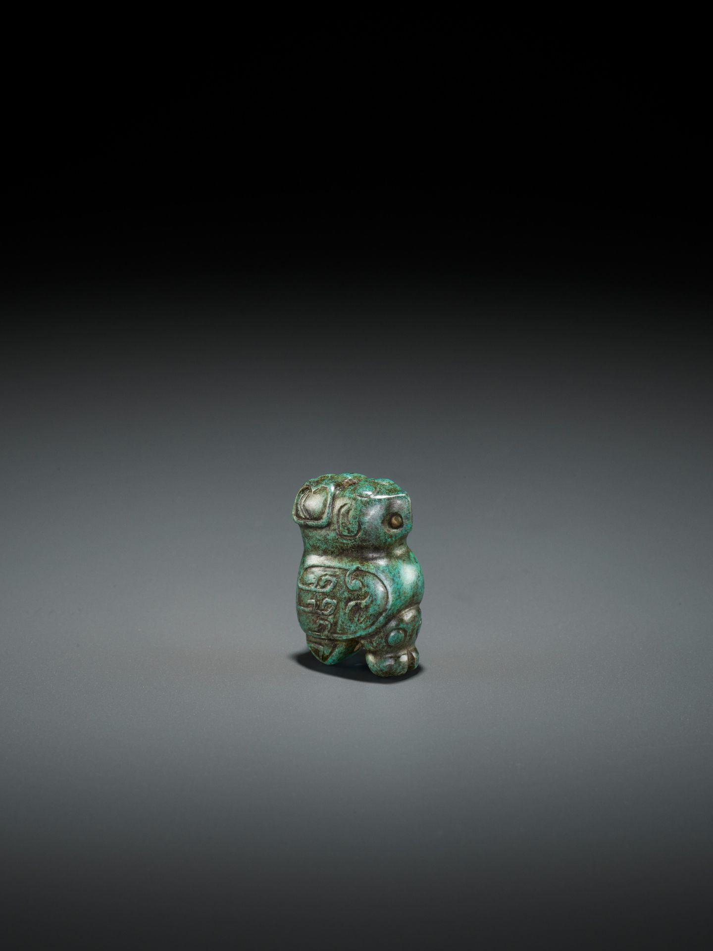 A TURQUOISE MATRIX PENDANT DEPICTING AN OWL, LATE SHANG DYNASTY - Image 8 of 13