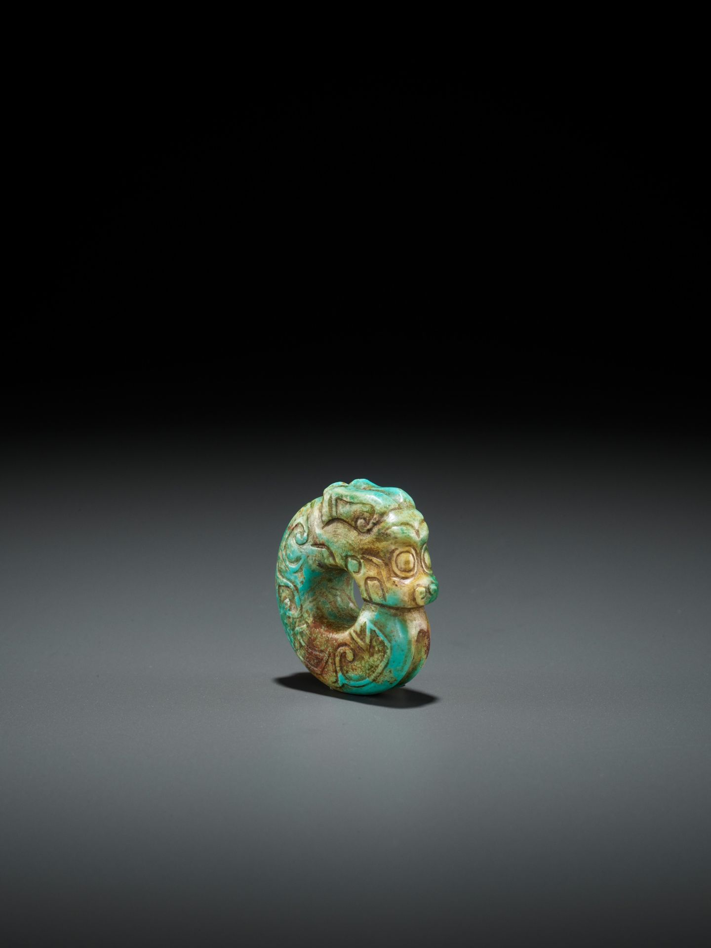A TURQUOISE MATRIX 'PIG-DRAGON' PENDANT, SHANG TO WESTERN ZHOU DYNASTY - Image 3 of 14