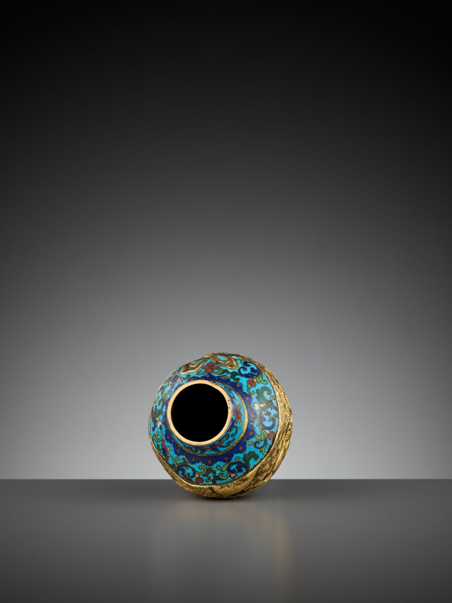 A RARE CLOISONNE ENAMEL 'SASH-TIED' BALUSTER VASE, ATTRIBUTED TO THE IMPERIAL WORKSHOPS, QIANLONG - Image 7 of 10