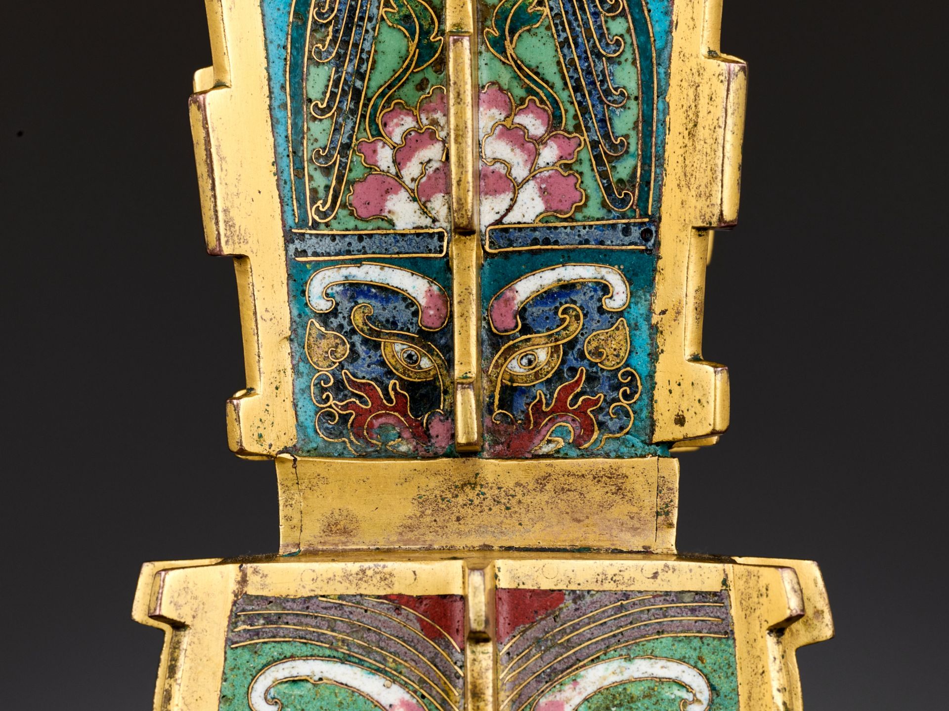 A GILT-BRONZE CLOISONNE ENAMEL VASE, FANG GU, YONGZHENG TO QIANLONG PERIOD - Bild 8 aus 19