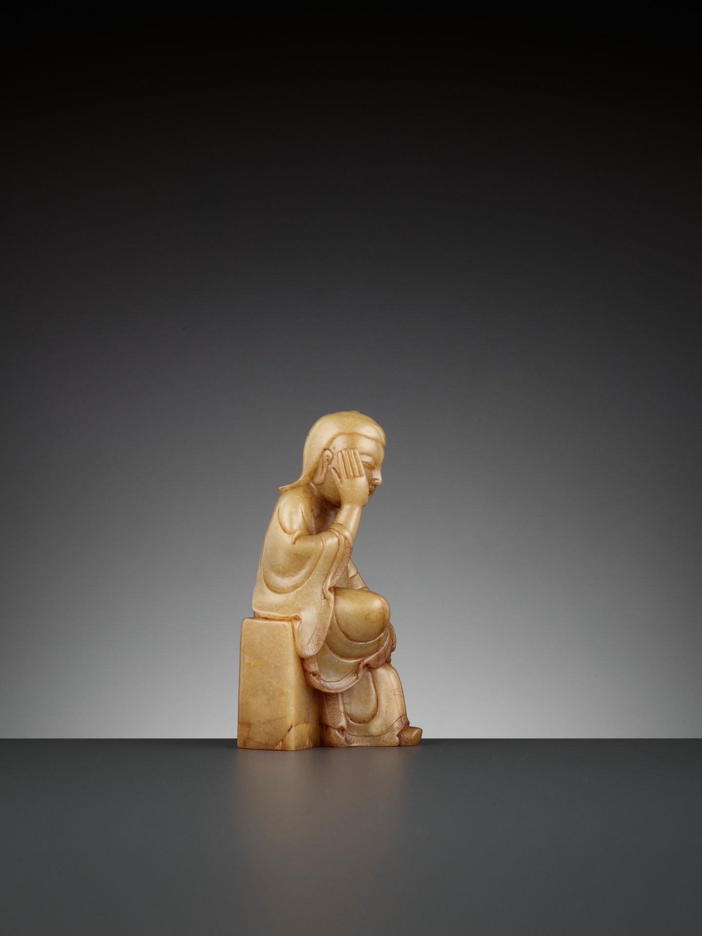 A SOAPSTONE FIGURE OF A PENSIVE IMMORTAL, QING DYNASTY - Image 8 of 12