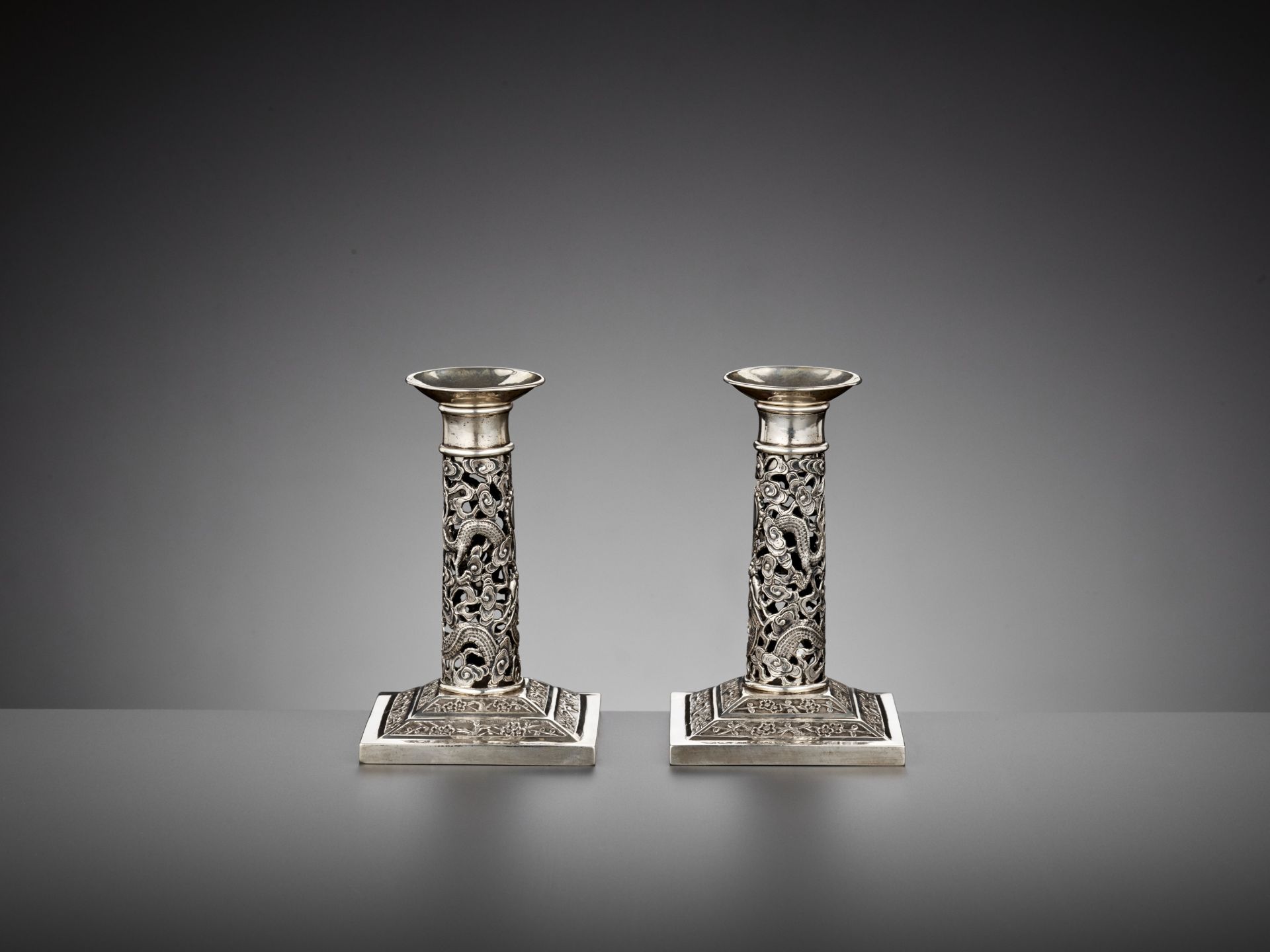 A PAIR OF RETICULATED SILVER CANDLESTICKS, WANG HING, LATE QING DYNASTY - Bild 2 aus 15