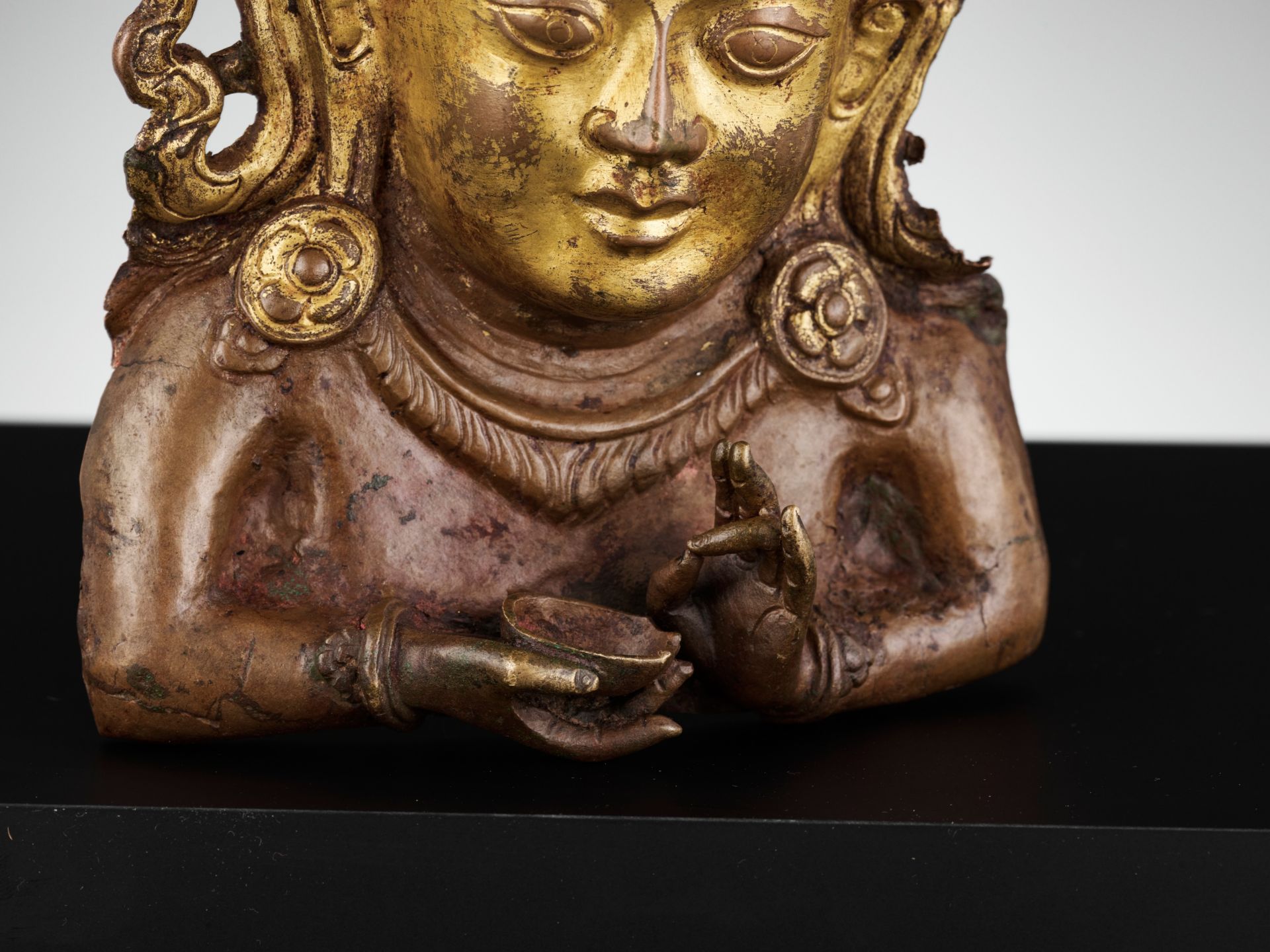 A GILT COPPER REPOUSSE RELIEF DEPICTING A BODHISATTVA - Bild 6 aus 11