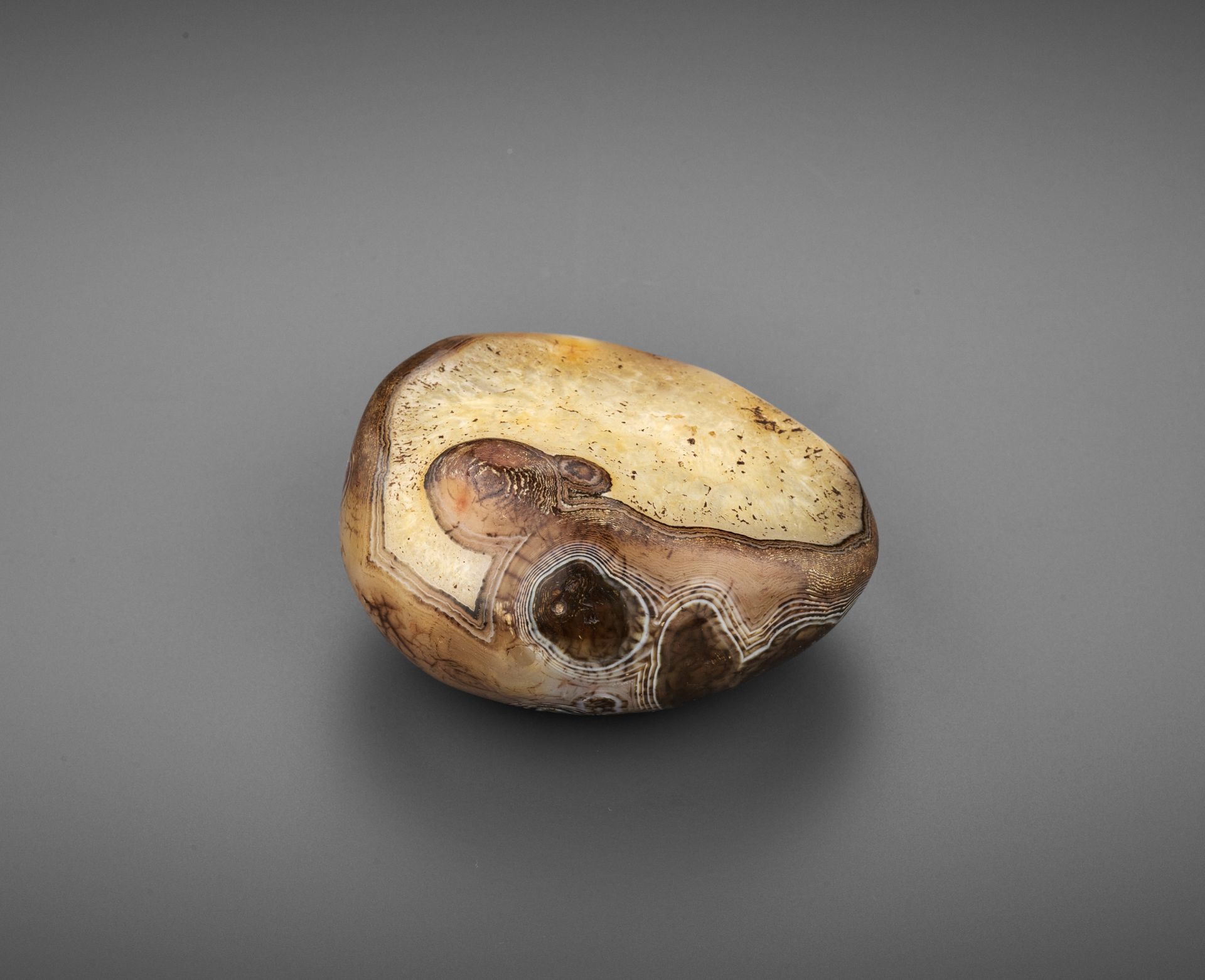 A RARE AGATE 'RECUMBENT HARE' PEBBLE, SONG TO EARLY MING DYNASTY