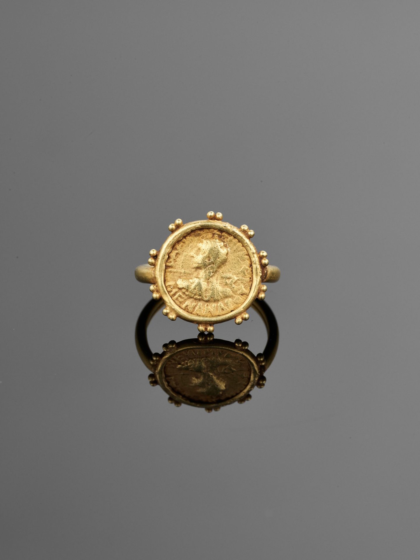 A SET OF EIGHT ANCIENT GANDHARA COIN GOLD RINGS - Image 11 of 14