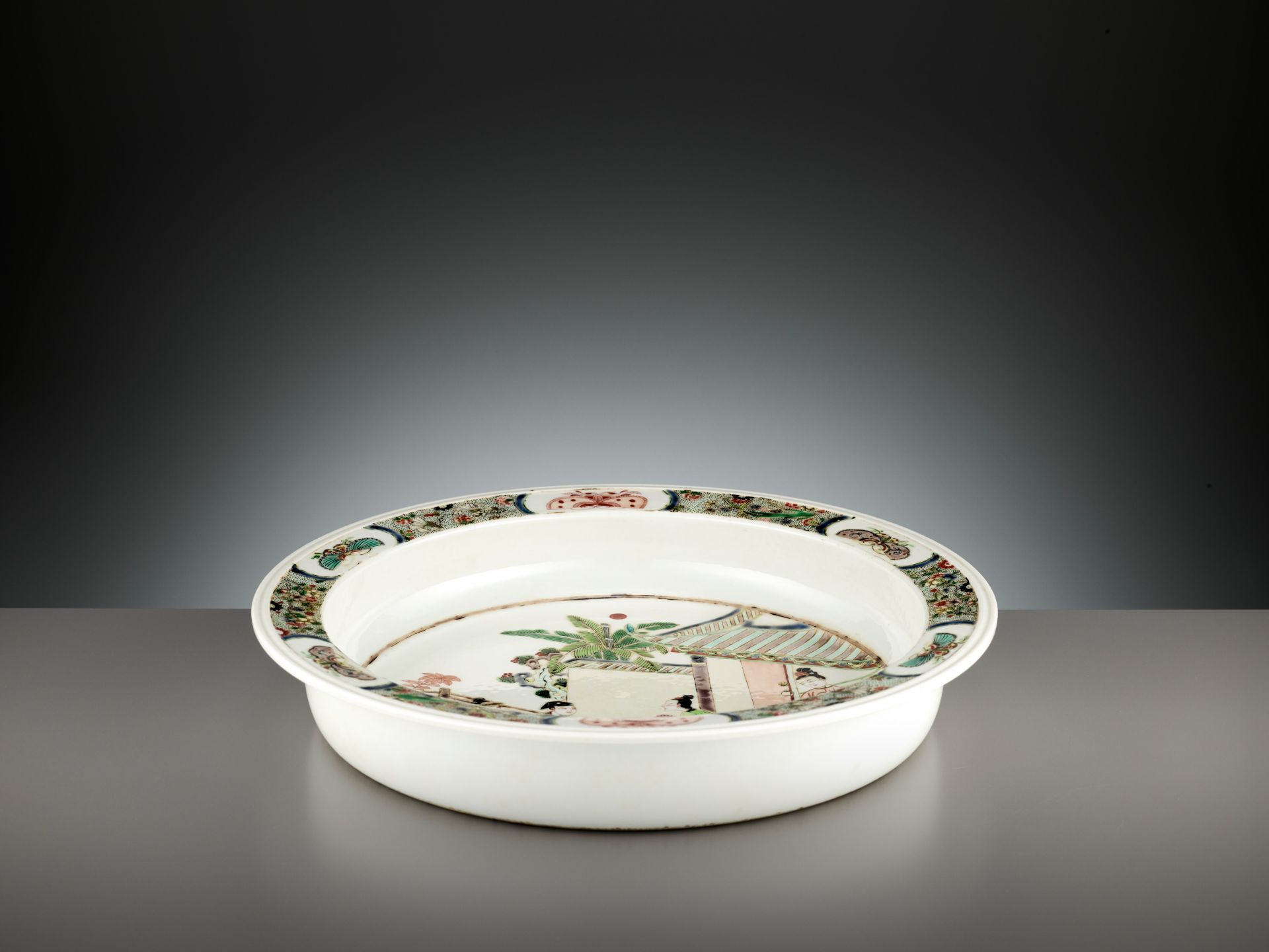A FAMILLE VERTE 'ROMANCE OF THE WESTERN CHAMBER' BASIN, QING DYNASTY - Image 2 of 7